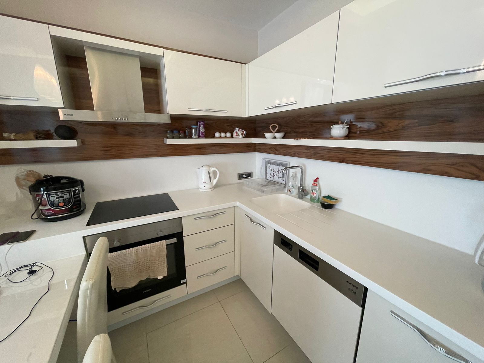 Mahmutlar'da 1+1 daire - eşyalı, camlı balkon, deniz manzarası, plaja 200 m mesafede.