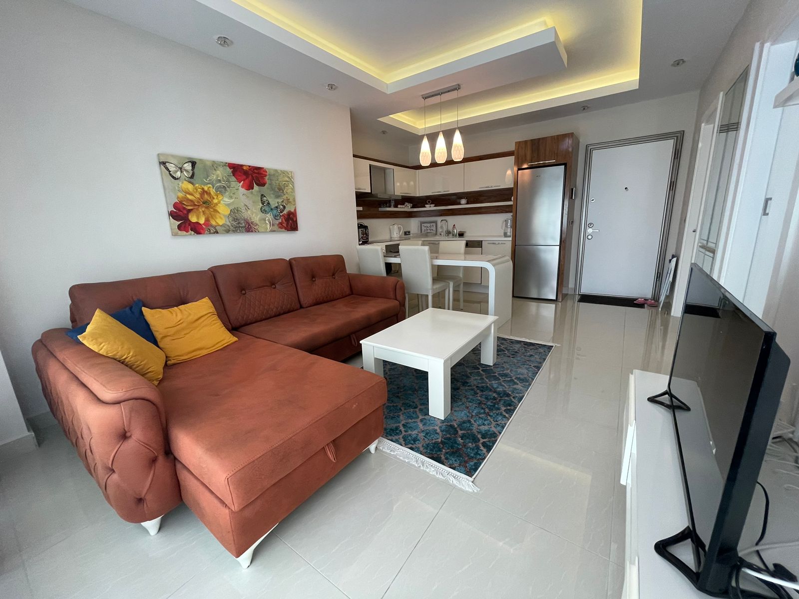 Mahmutlar'da 1+1 daire - eşyalı, camlı balkon, deniz manzarası, plaja 200 m mesafede.