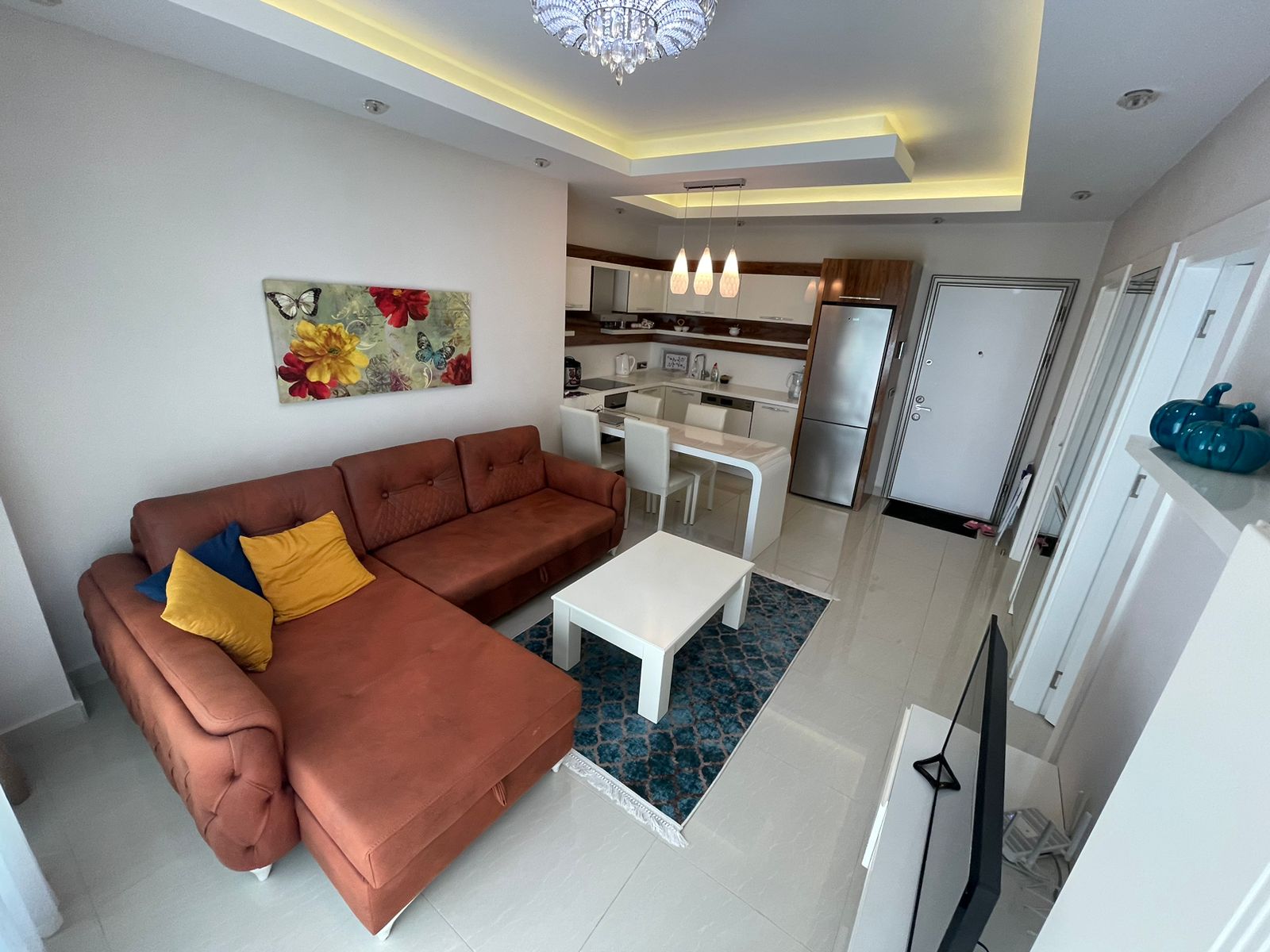 Mahmutlar'da 1+1 daire - eşyalı, camlı balkon, deniz manzarası, plaja 200 m mesafede.