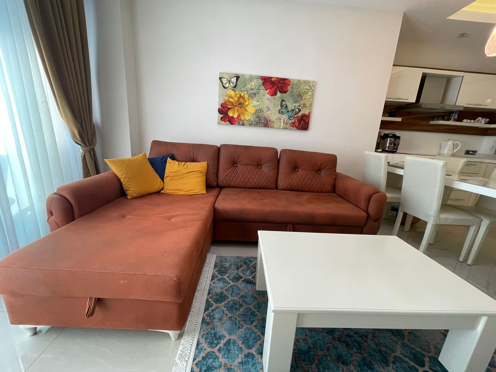 Mahmutlar'da 1+1 daire - eşyalı, camlı balkon, deniz manzarası, plaja 200 m mesafede.