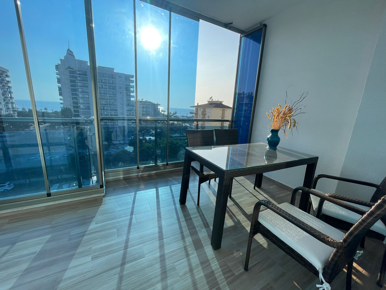 Mahmutlar'da 1+1 daire - eşyalı, camlı balkon, deniz manzarası, plaja 200 m mesafede.
