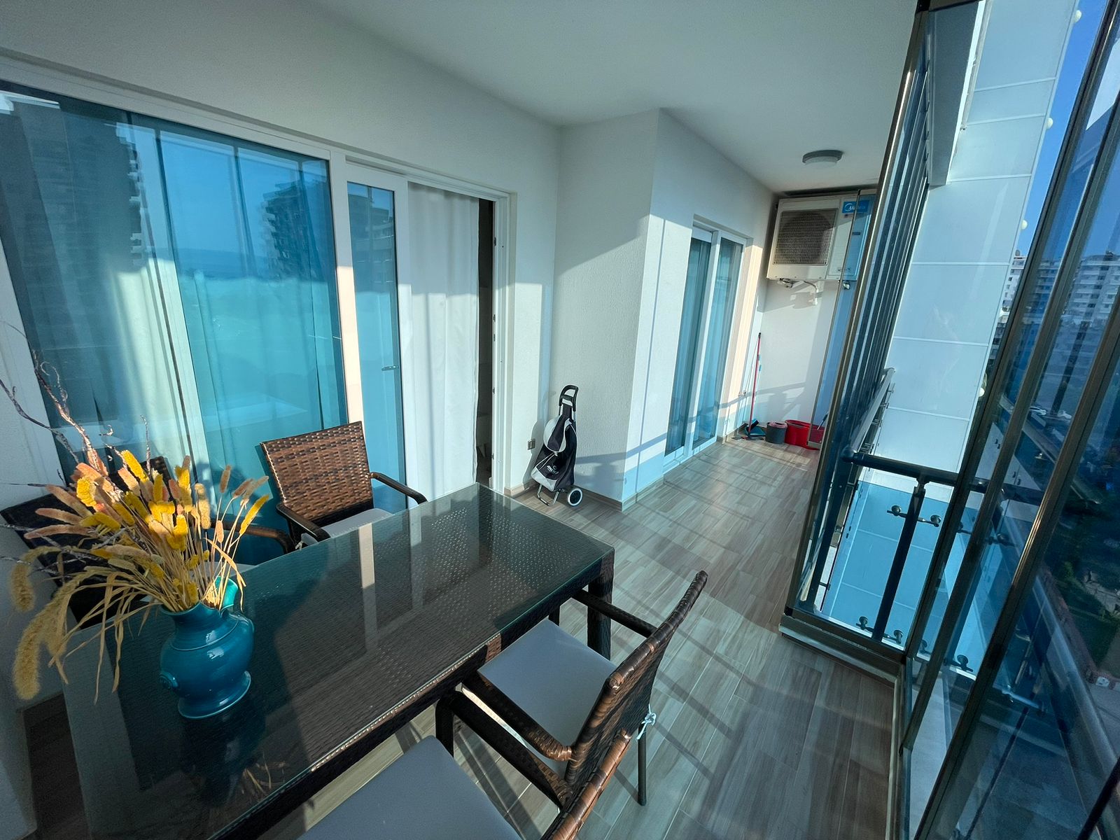 Mahmutlar'da 1+1 daire - eşyalı, camlı balkon, deniz manzarası, plaja 200 m mesafede.