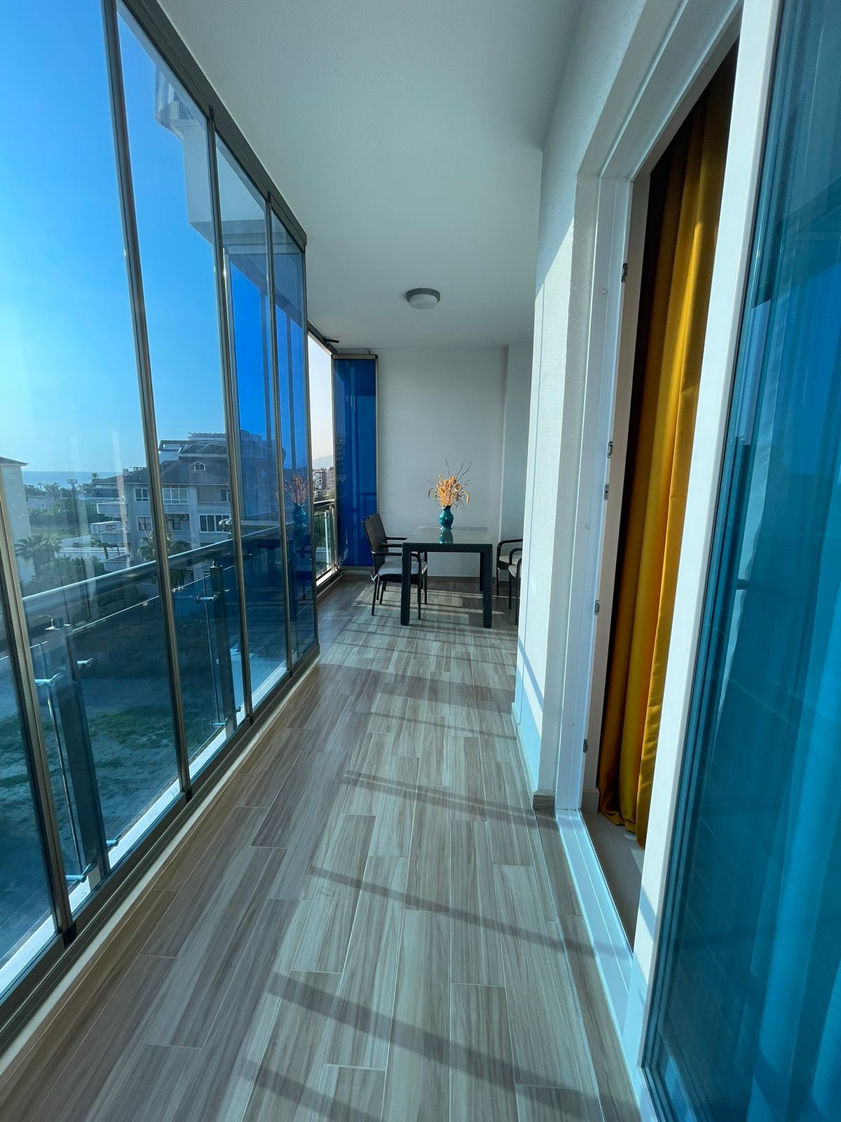 Mahmutlar'da 1+1 daire - eşyalı, camlı balkon, deniz manzarası, plaja 200 m mesafede.