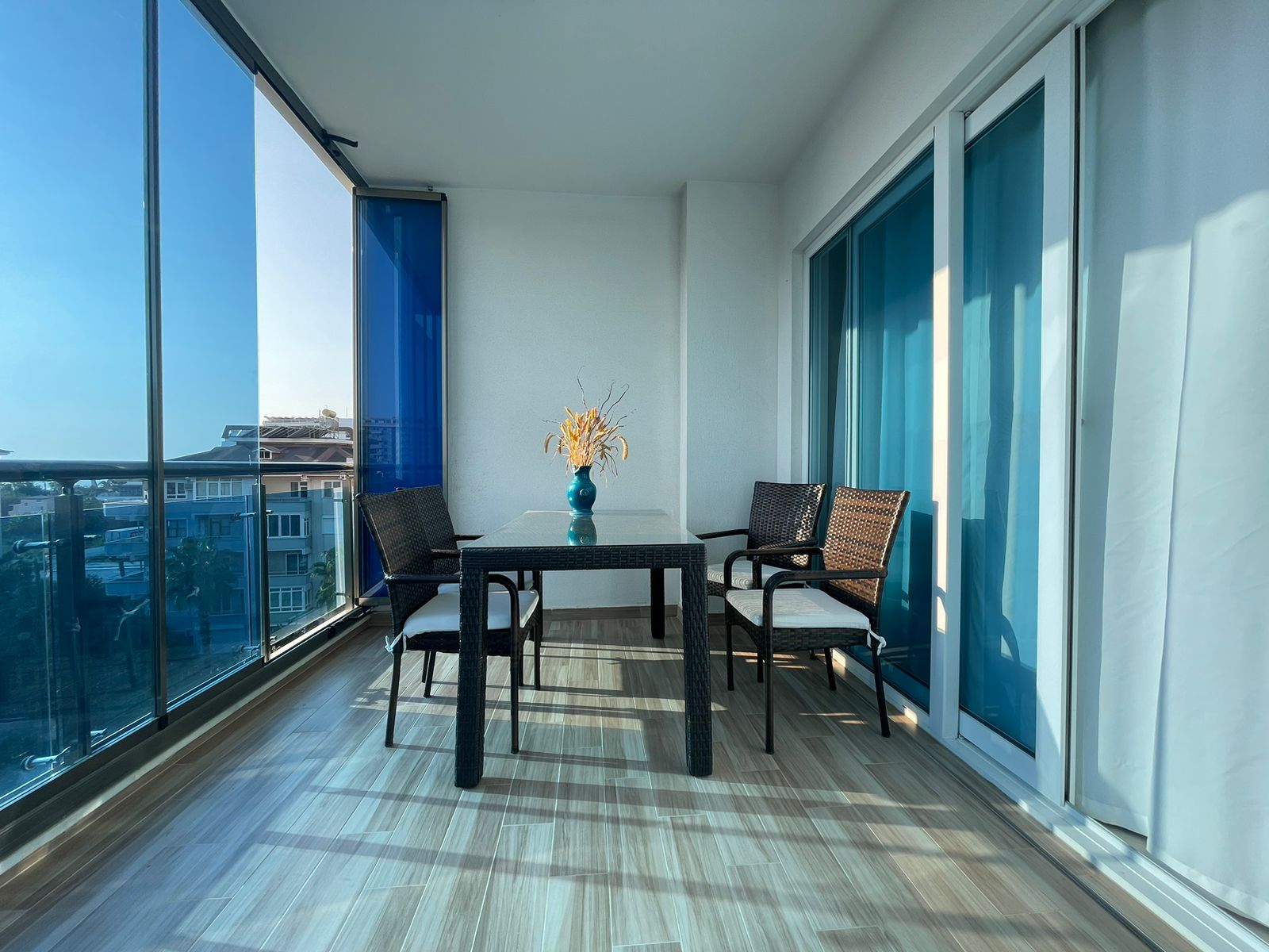 Mahmutlar'da 1+1 daire - eşyalı, camlı balkon, deniz manzarası, plaja 200 m mesafede.