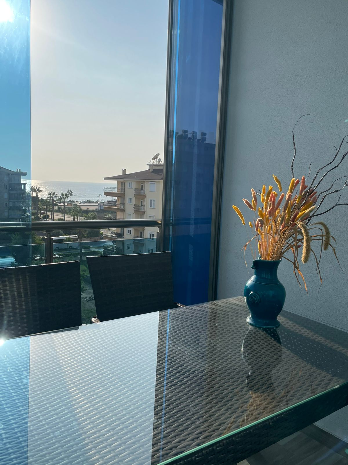 Mahmutlar'da 1+1 daire - eşyalı, camlı balkon, deniz manzarası, plaja 200 m mesafede.