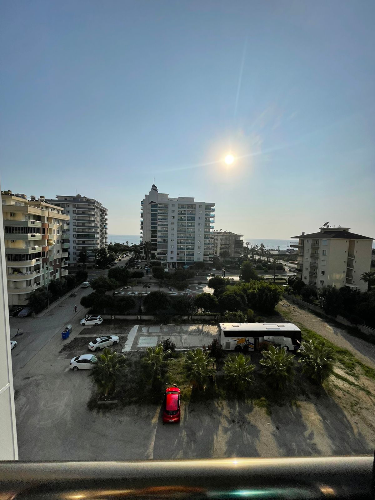 Mahmutlar'da 1+1 daire - eşyalı, camlı balkon, deniz manzarası, plaja 200 m mesafede.