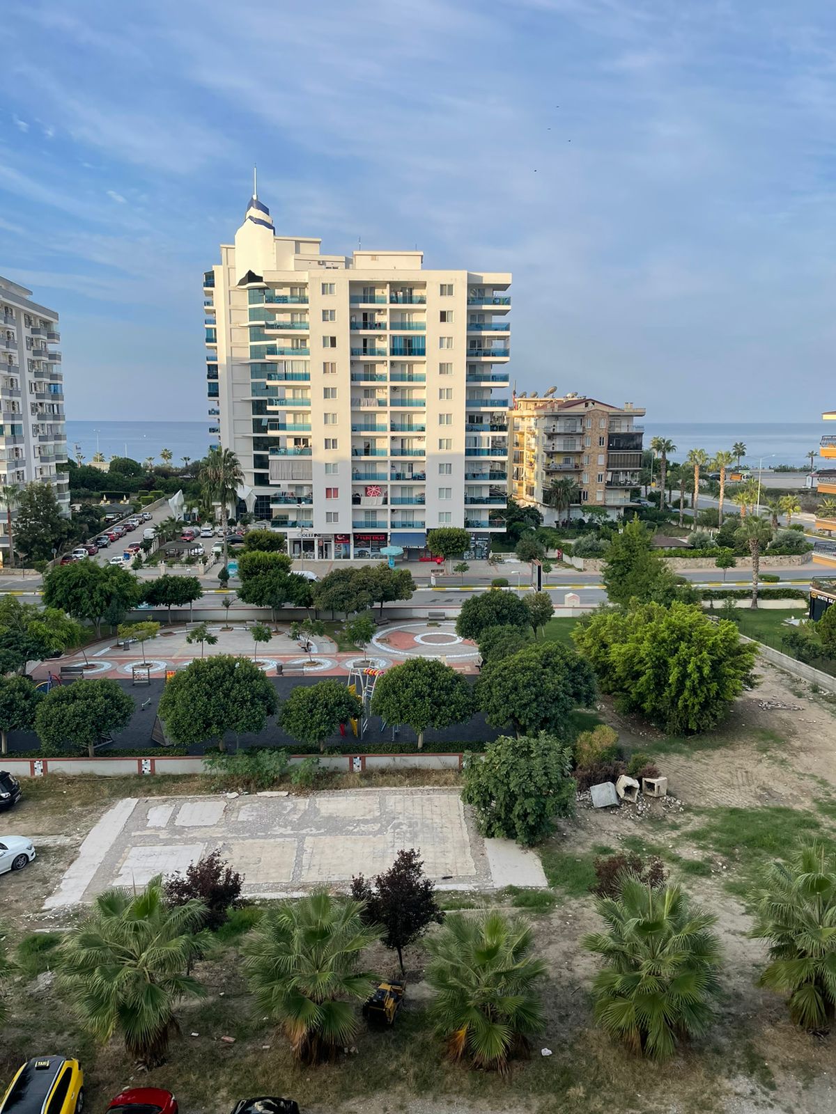 Mahmutlar'da 1+1 daire - eşyalı, camlı balkon, deniz manzarası, plaja 200 m mesafede.