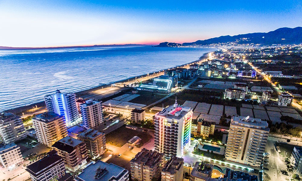 Mahmutlar'da 1+1 daire - eşyalı, camlı balkon, deniz manzarası, plaja 200 m mesafede.