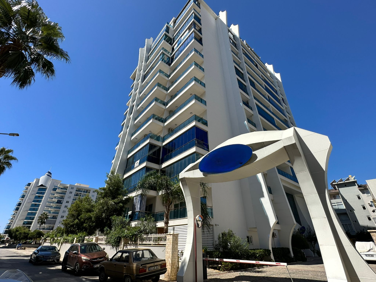Mahmutlar'da 1+1 daire - eşyalı, camlı balkon, deniz manzarası, plaja 200 m mesafede.