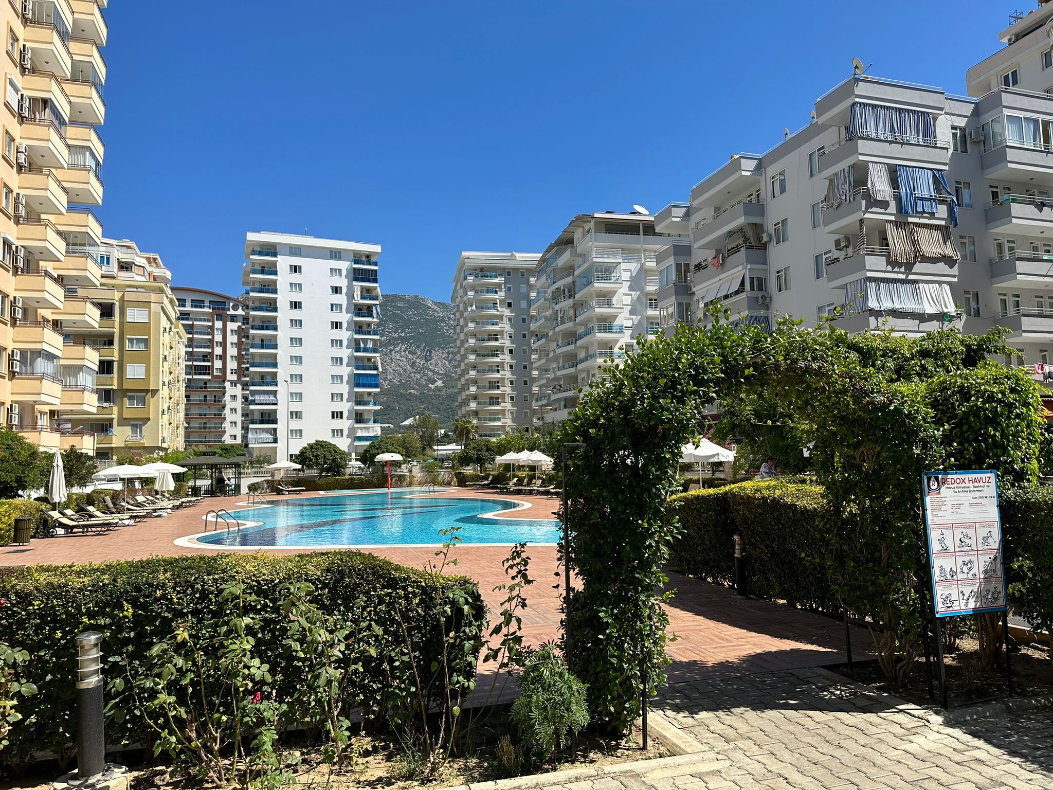Mahmutlar'da 1+1 daire - eşyalı, camlı balkon, deniz manzarası, plaja 200 m mesafede.