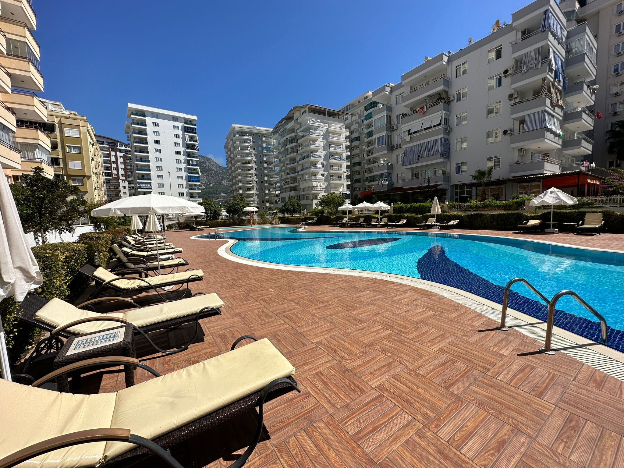 Mahmutlar'da 1+1 daire - eşyalı, camlı balkon, deniz manzarası, plaja 200 m mesafede.