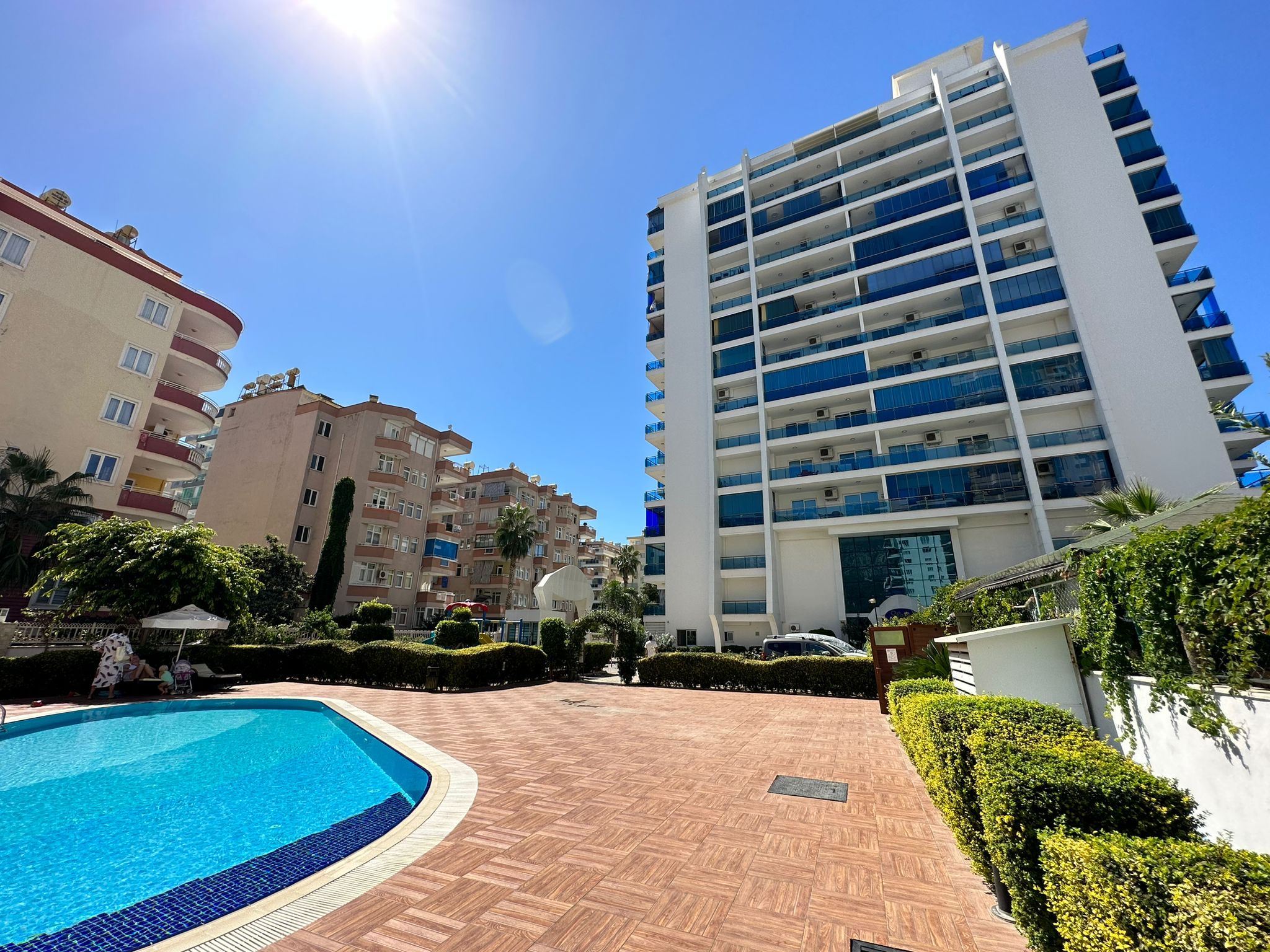 Mahmutlar'da 1+1 daire - eşyalı, camlı balkon, deniz manzarası, plaja 200 m mesafede.