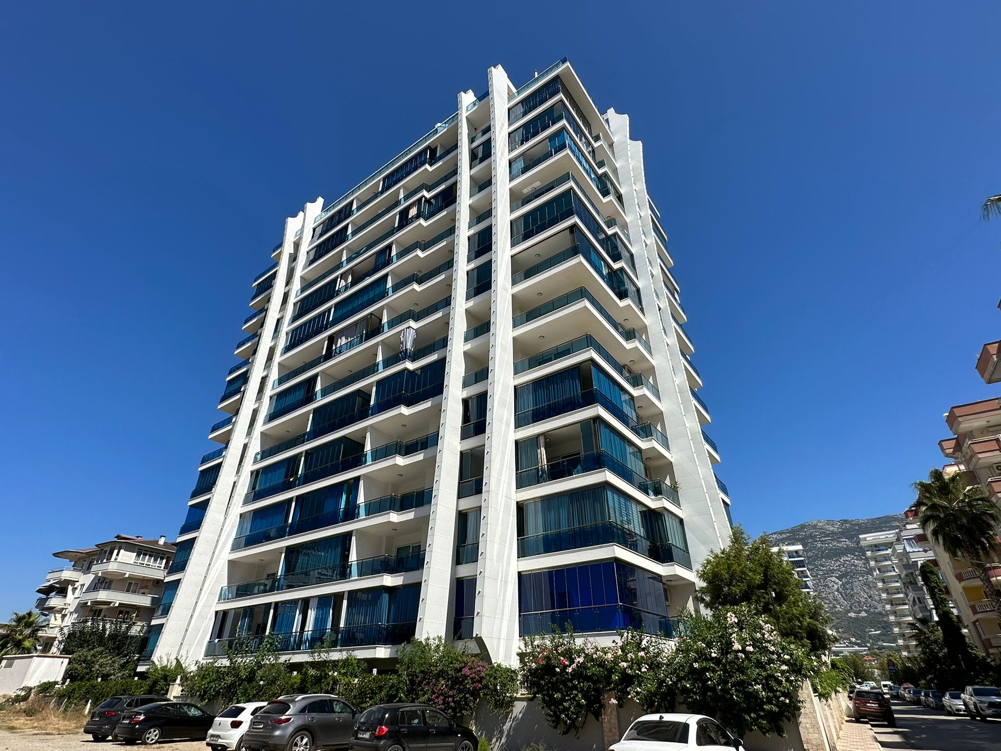 Mahmutlar'da 1+1 daire - eşyalı, camlı balkon, deniz manzarası, plaja 200 m mesafede.