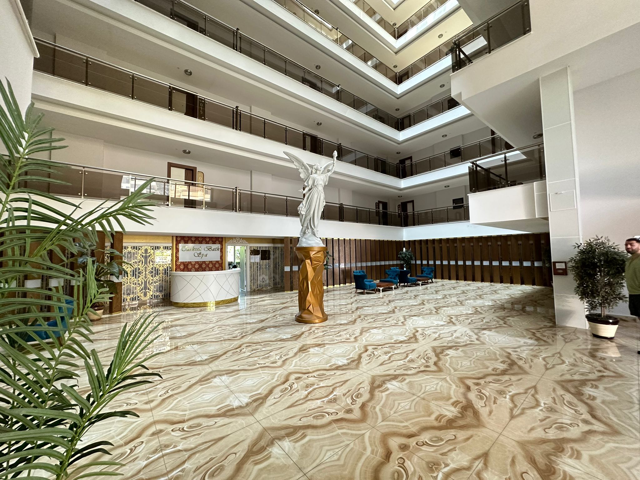 Mahmutlar'da 1+1 daire - eşyalı, camlı balkon, deniz manzarası, plaja 200 m mesafede.
