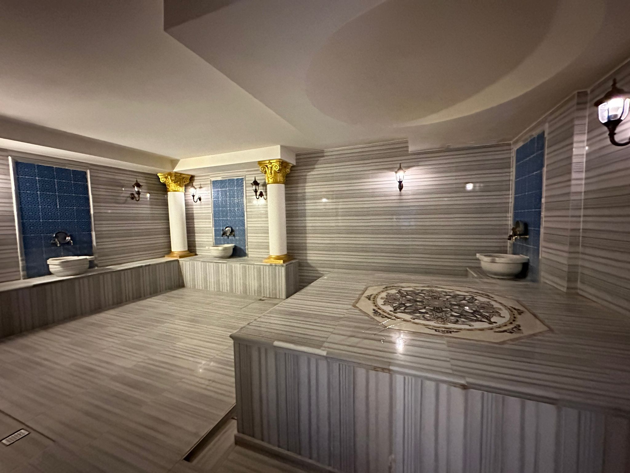Mahmutlar'da 1+1 daire - eşyalı, camlı balkon, deniz manzarası, plaja 200 m mesafede.