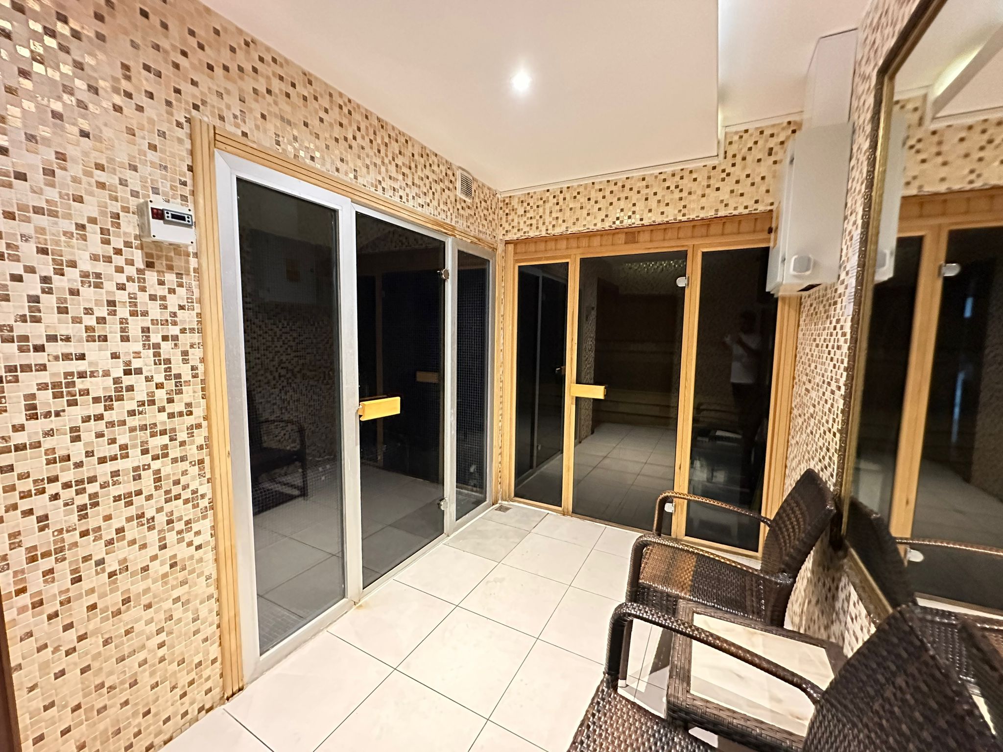 Mahmutlar'da 1+1 daire - eşyalı, camlı balkon, deniz manzarası, plaja 200 m mesafede.