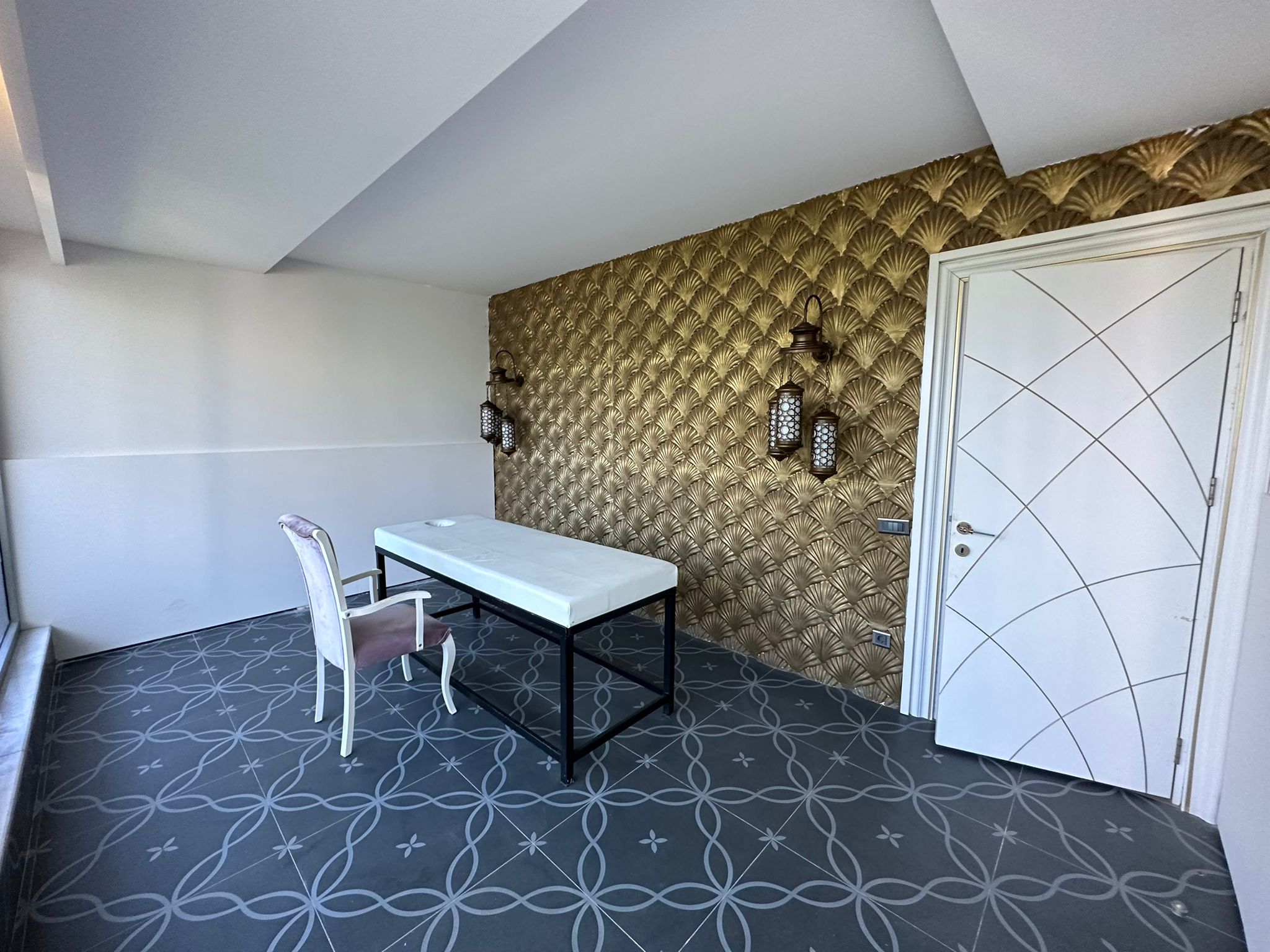 Mahmutlar'da 1+1 daire - eşyalı, camlı balkon, deniz manzarası, plaja 200 m mesafede.