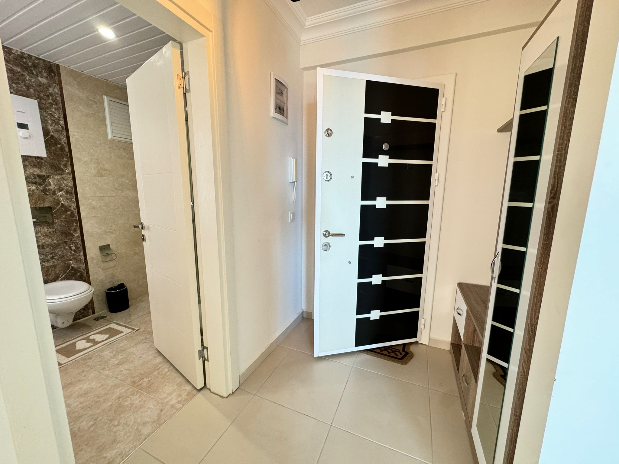 1+1 apartment in Mahmutlar – new furniture, 70 m², glazed balcony, sea and mountain views