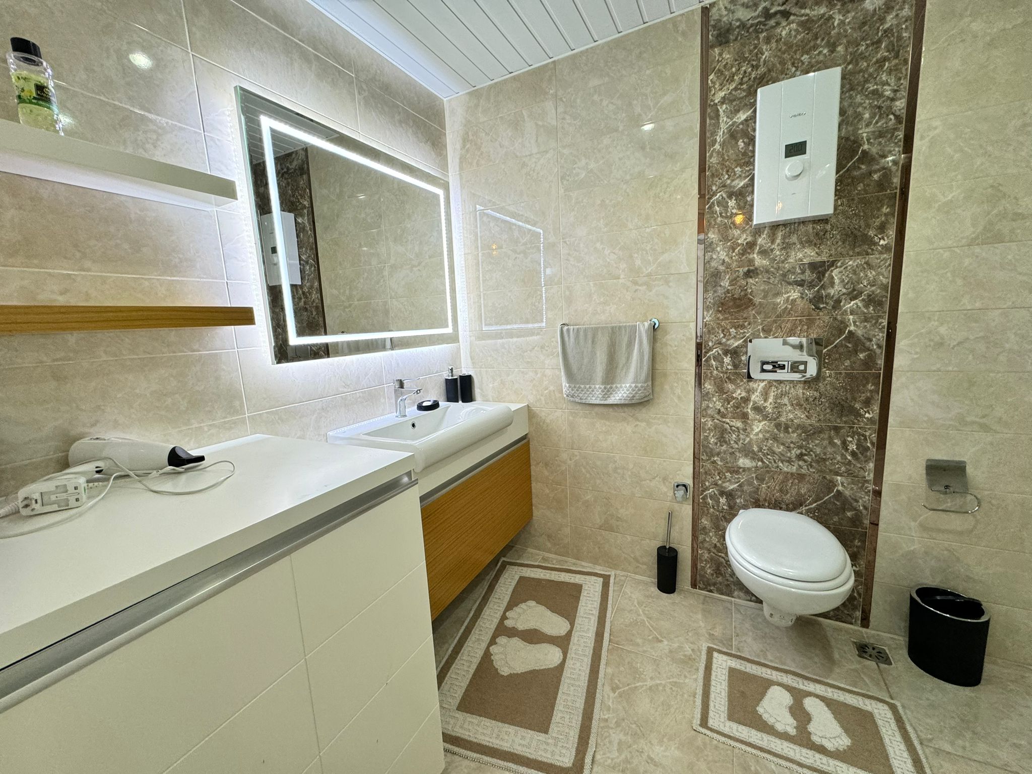 1+1 apartment in Mahmutlar – new furniture, 70 m², glazed balcony, sea and mountain views