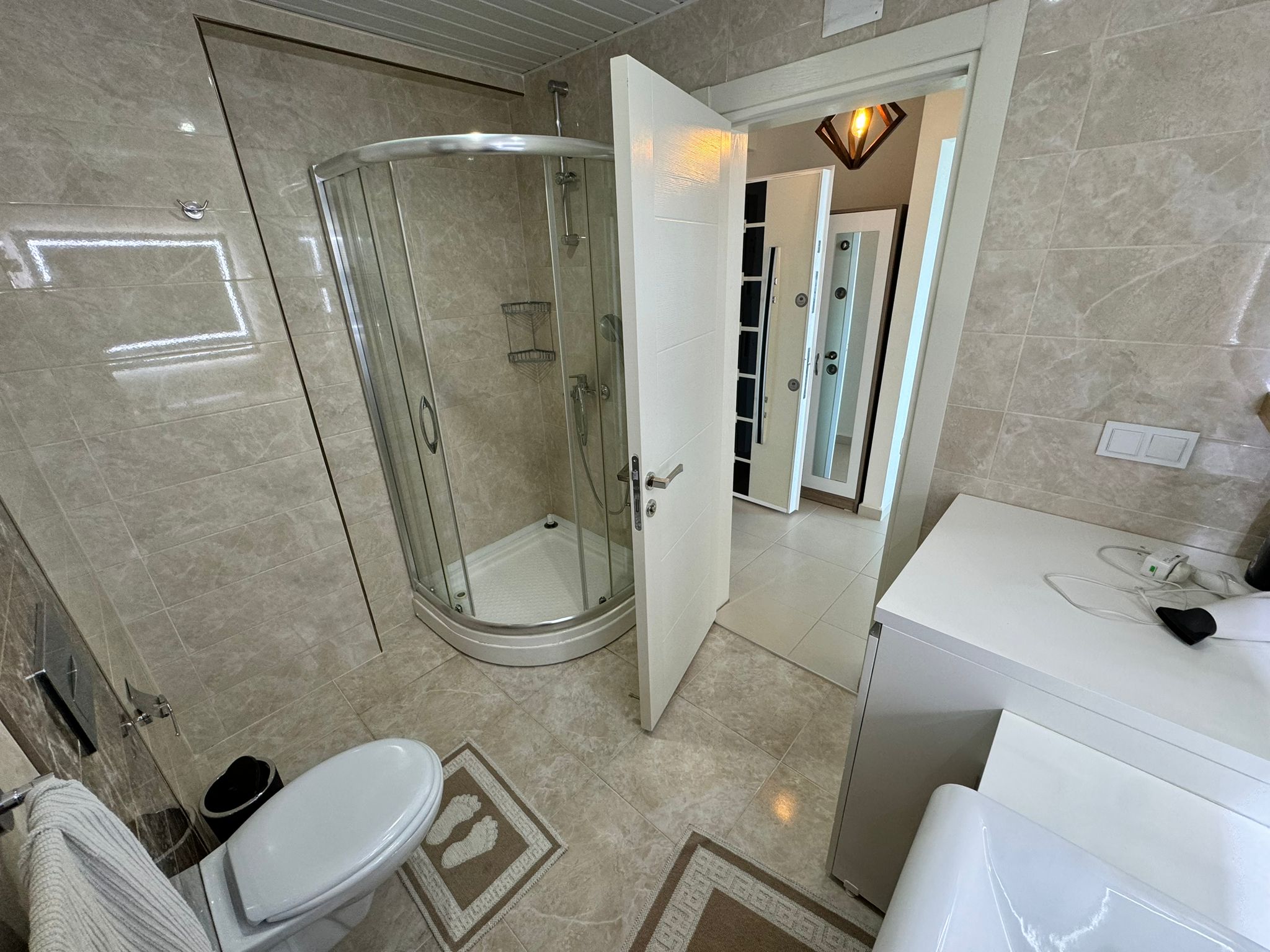 1+1 apartment in Mahmutlar – new furniture, 70 m², glazed balcony, sea and mountain views