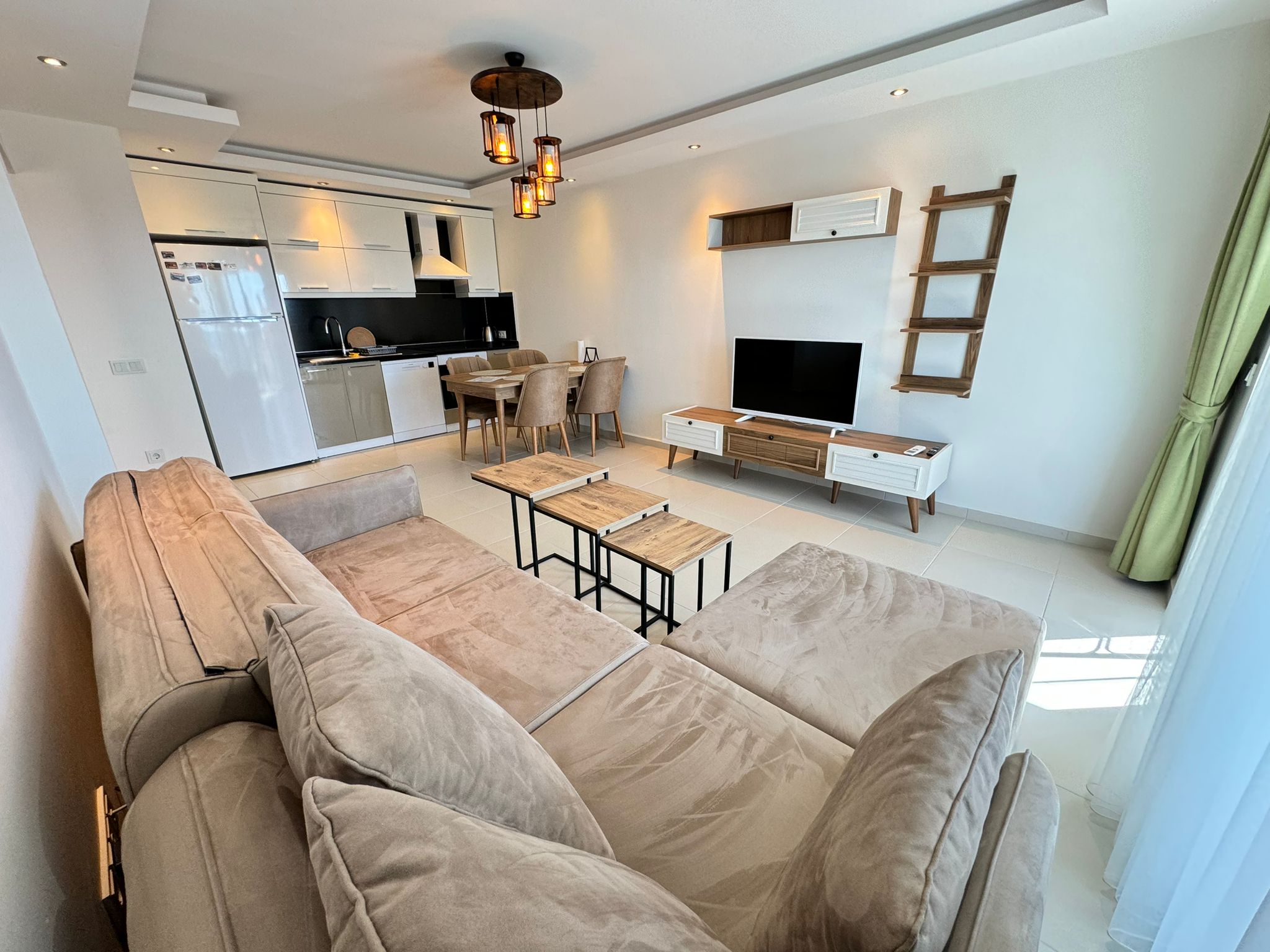 1+1 apartment in Mahmutlar – new furniture, 70 m², glazed balcony, sea and mountain views