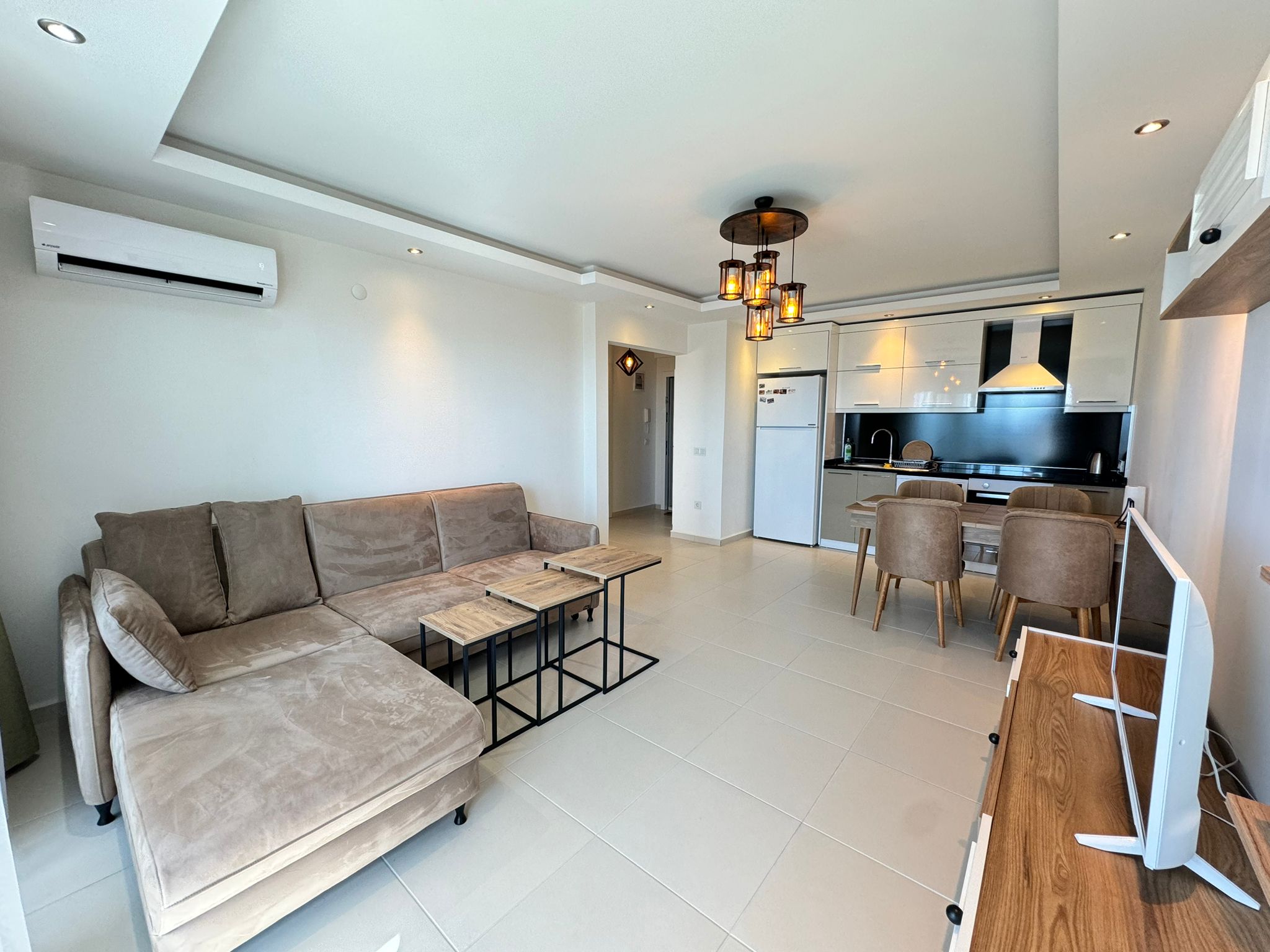 1+1 apartment in Mahmutlar – new furniture, 70 m², glazed balcony, sea and mountain views