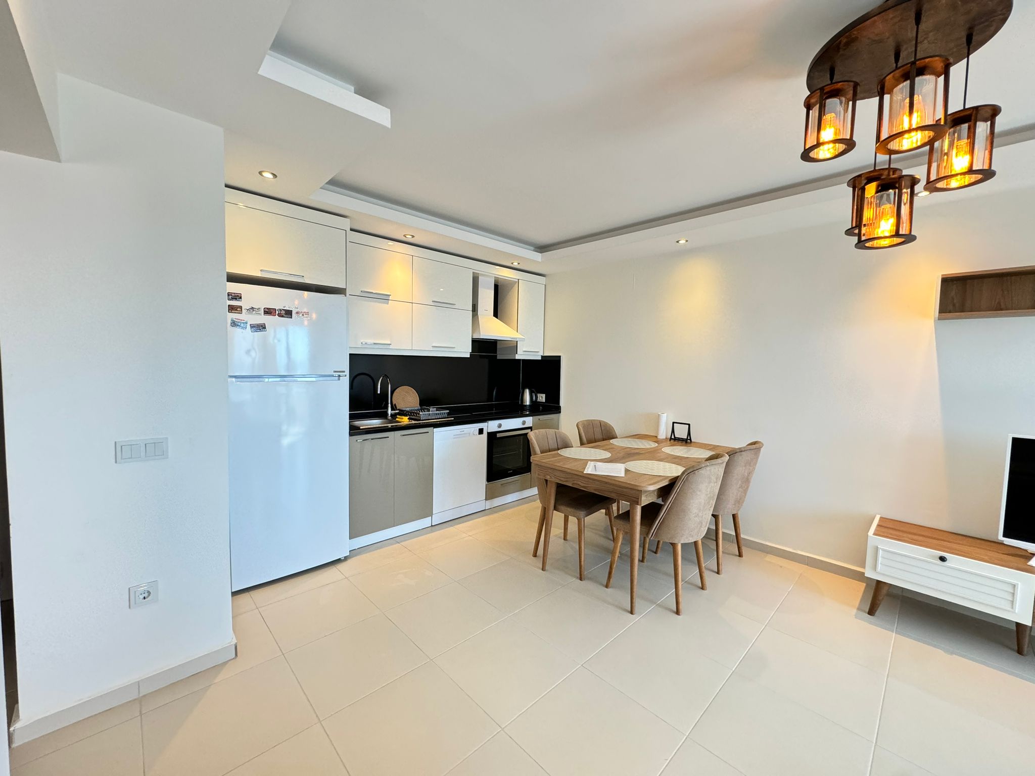 1+1 apartment in Mahmutlar – new furniture, 70 m², glazed balcony, sea and mountain views