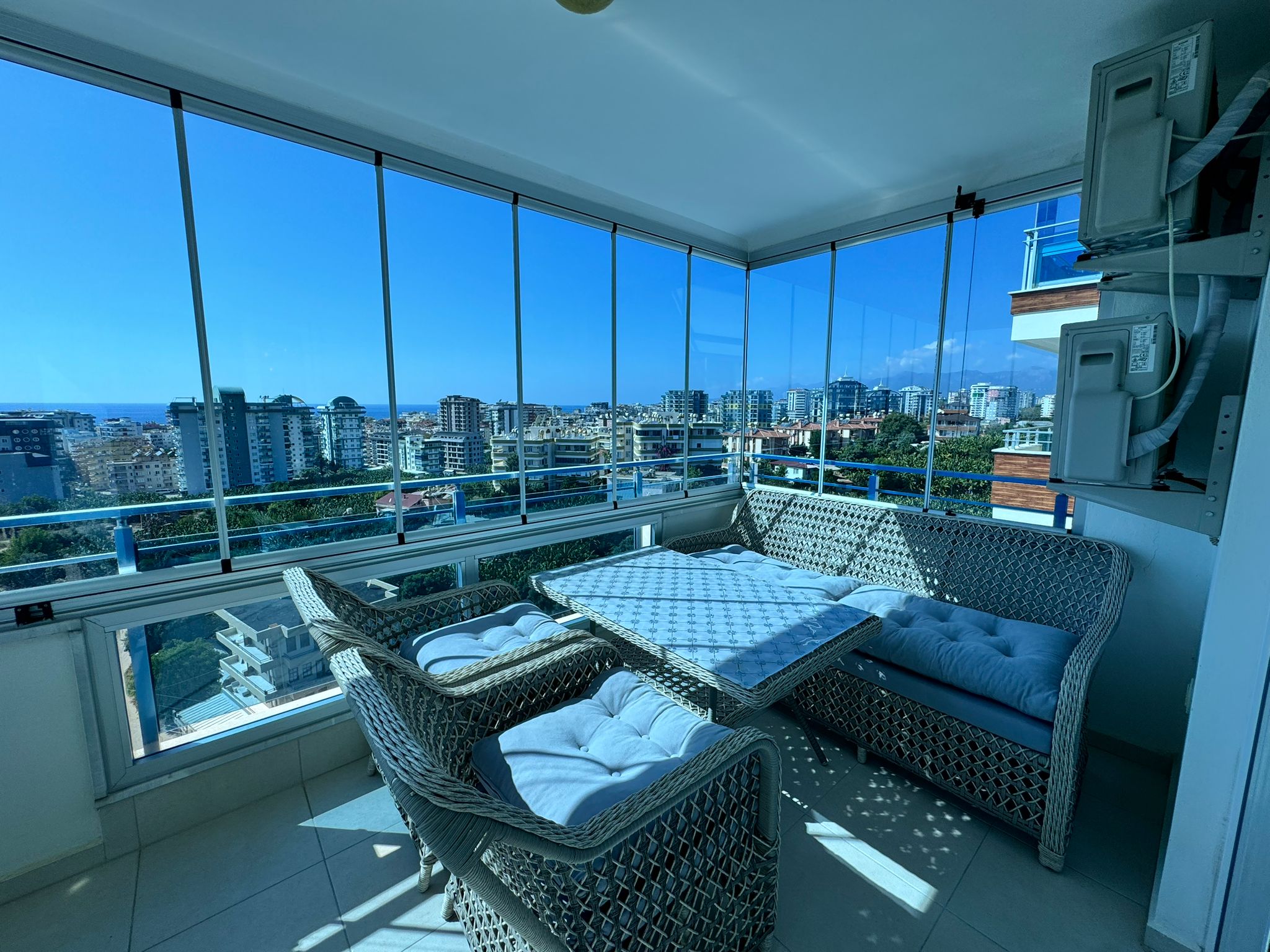 1+1 apartment in Mahmutlar – new furniture, 70 m², glazed balcony, sea and mountain views