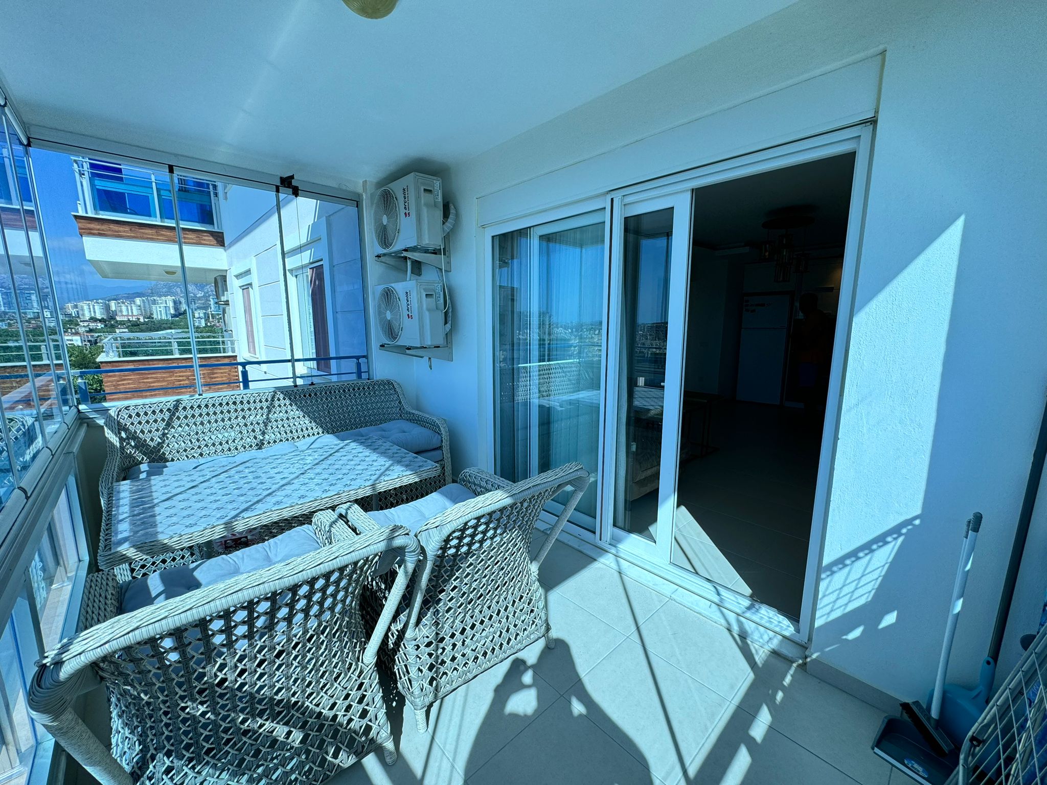 1+1 apartment in Mahmutlar – new furniture, 70 m², glazed balcony, sea and mountain views