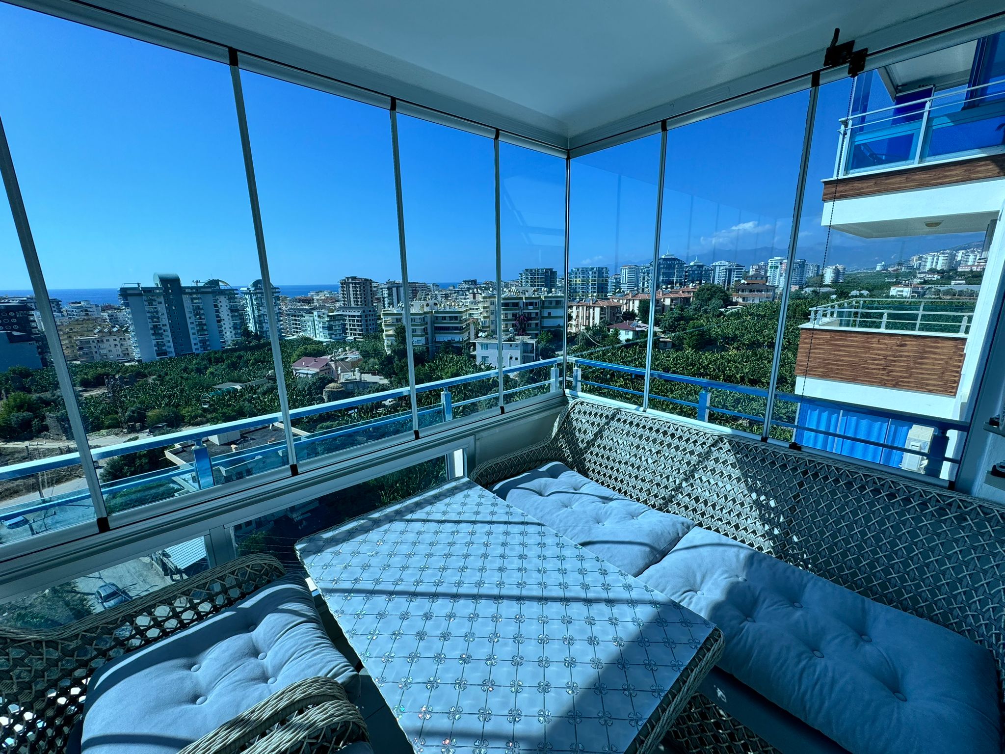 1+1 apartment in Mahmutlar – new furniture, 70 m², glazed balcony, sea and mountain views