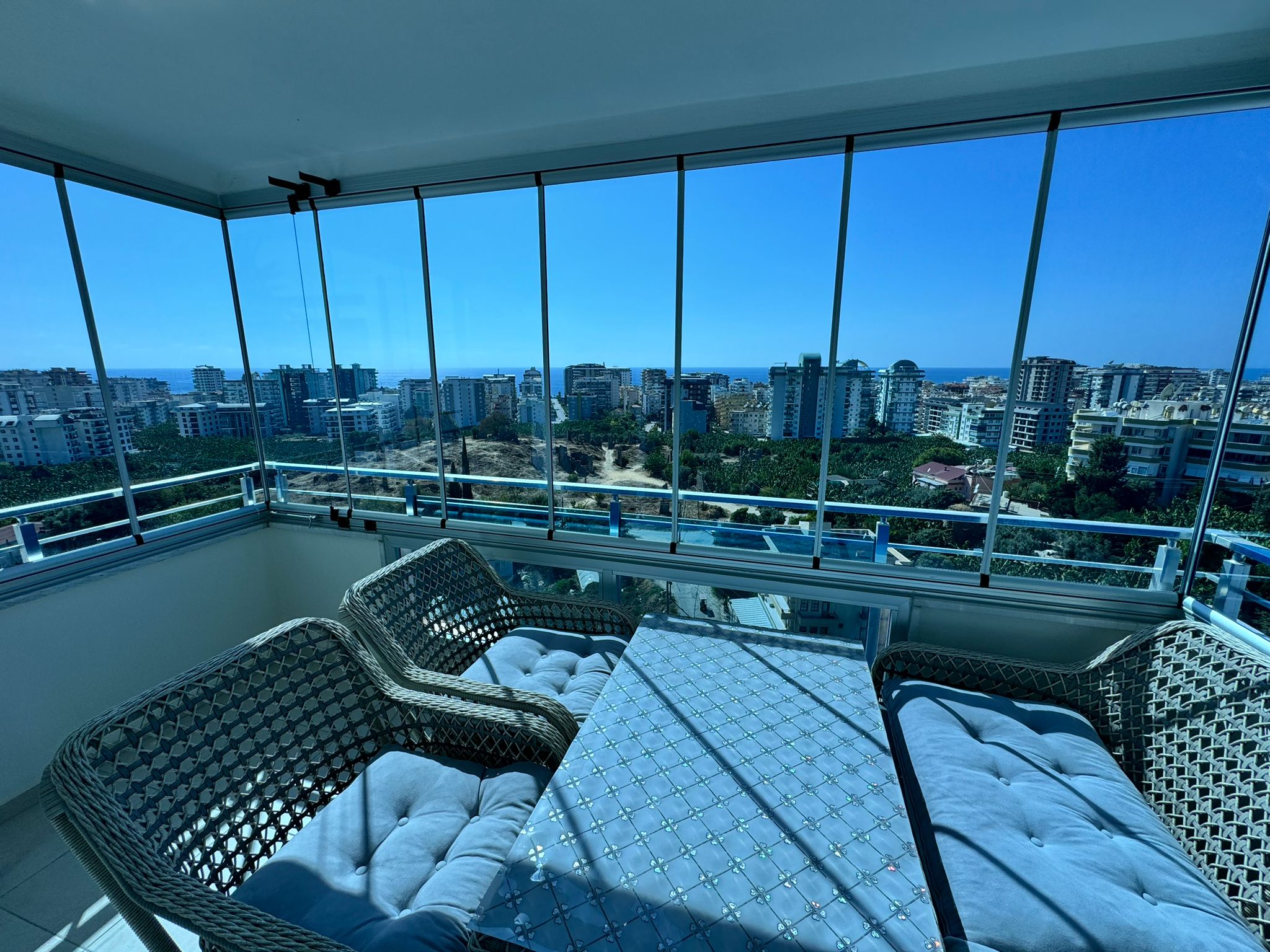 1+1 apartment in Mahmutlar – new furniture, 70 m², glazed balcony, sea and mountain views