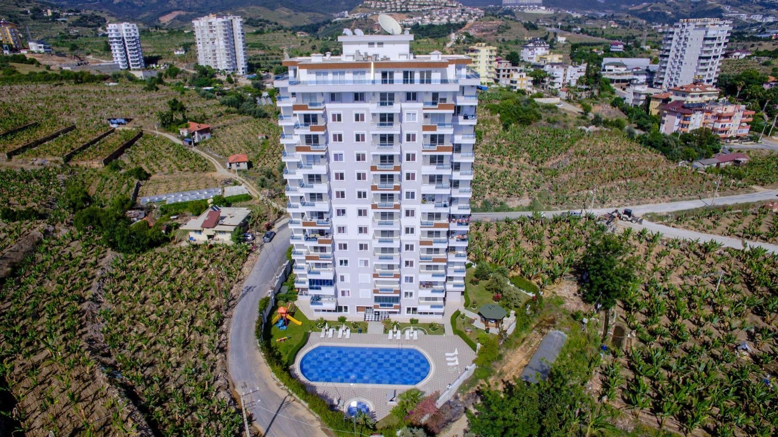 1+1 apartment in Mahmutlar – new furniture, 70 m², glazed balcony, sea and mountain views