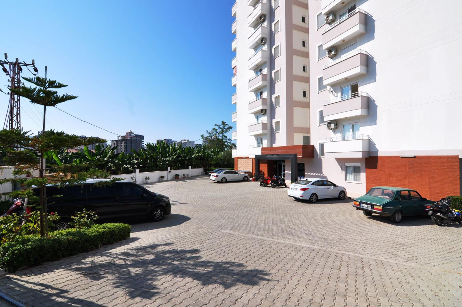 1+1 apartment in Mahmutlar – new furniture, 70 m², glazed balcony, sea and mountain views