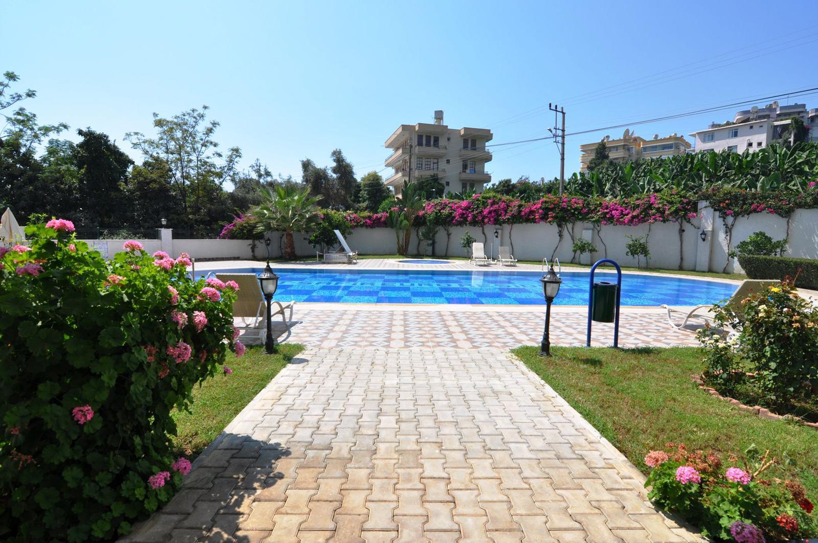 1+1 apartment in Mahmutlar – new furniture, 70 m², glazed balcony, sea and mountain views