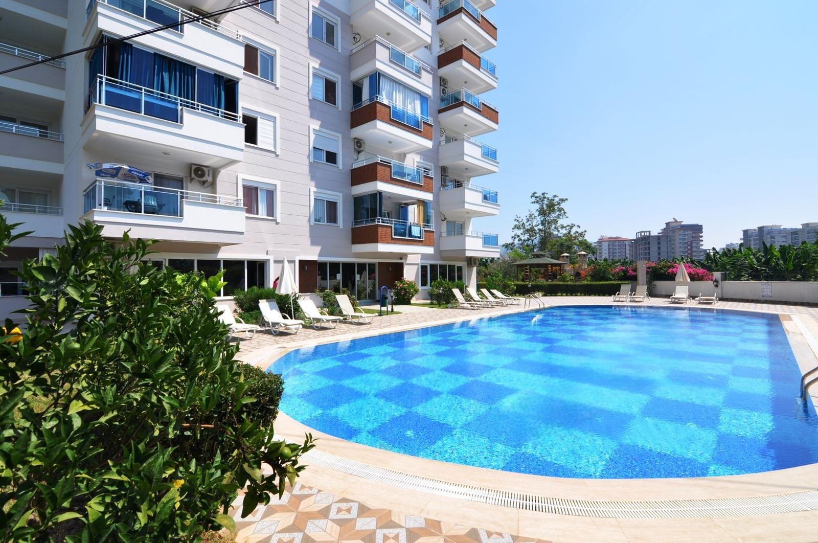1+1 apartment in Mahmutlar – new furniture, 70 m², glazed balcony, sea and mountain views