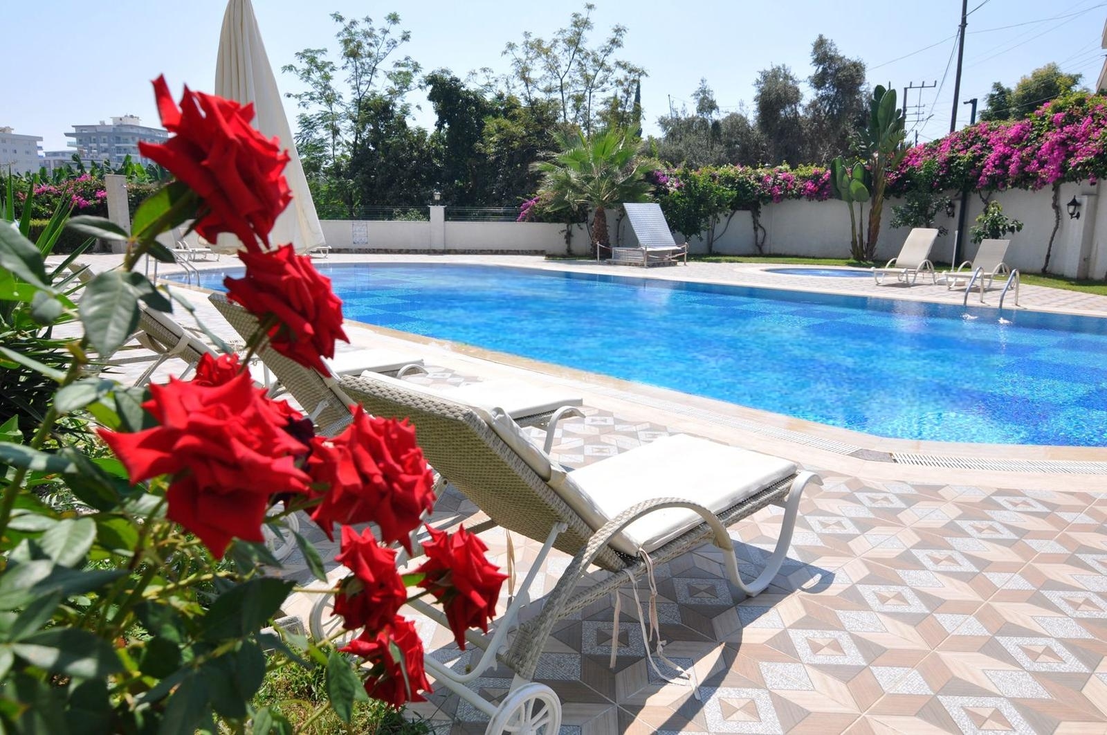 1+1 apartment in Mahmutlar – new furniture, 70 m², glazed balcony, sea and mountain views