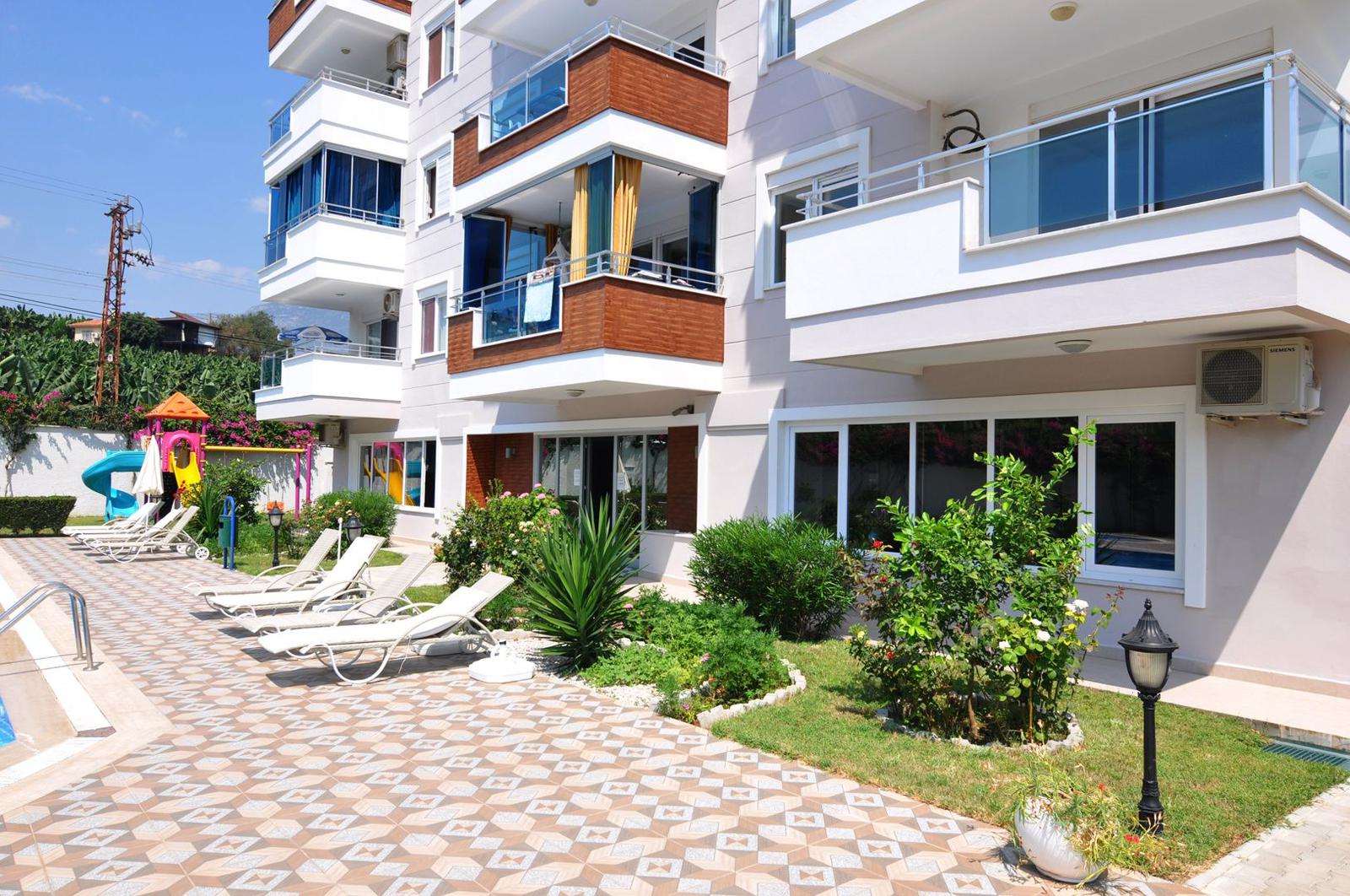 1+1 apartment in Mahmutlar – new furniture, 70 m², glazed balcony, sea and mountain views