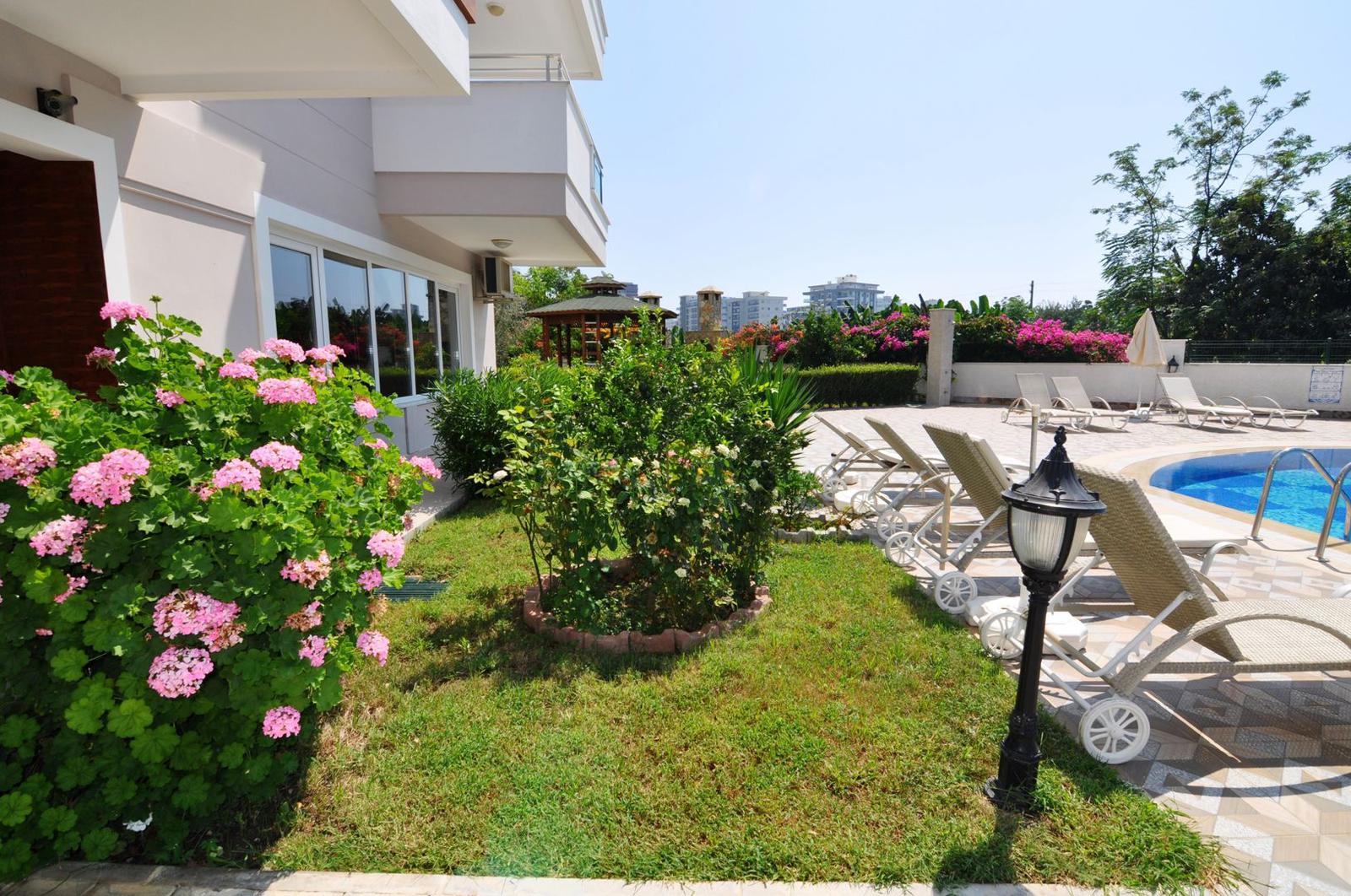 1+1 apartment in Mahmutlar – new furniture, 70 m², glazed balcony, sea and mountain views