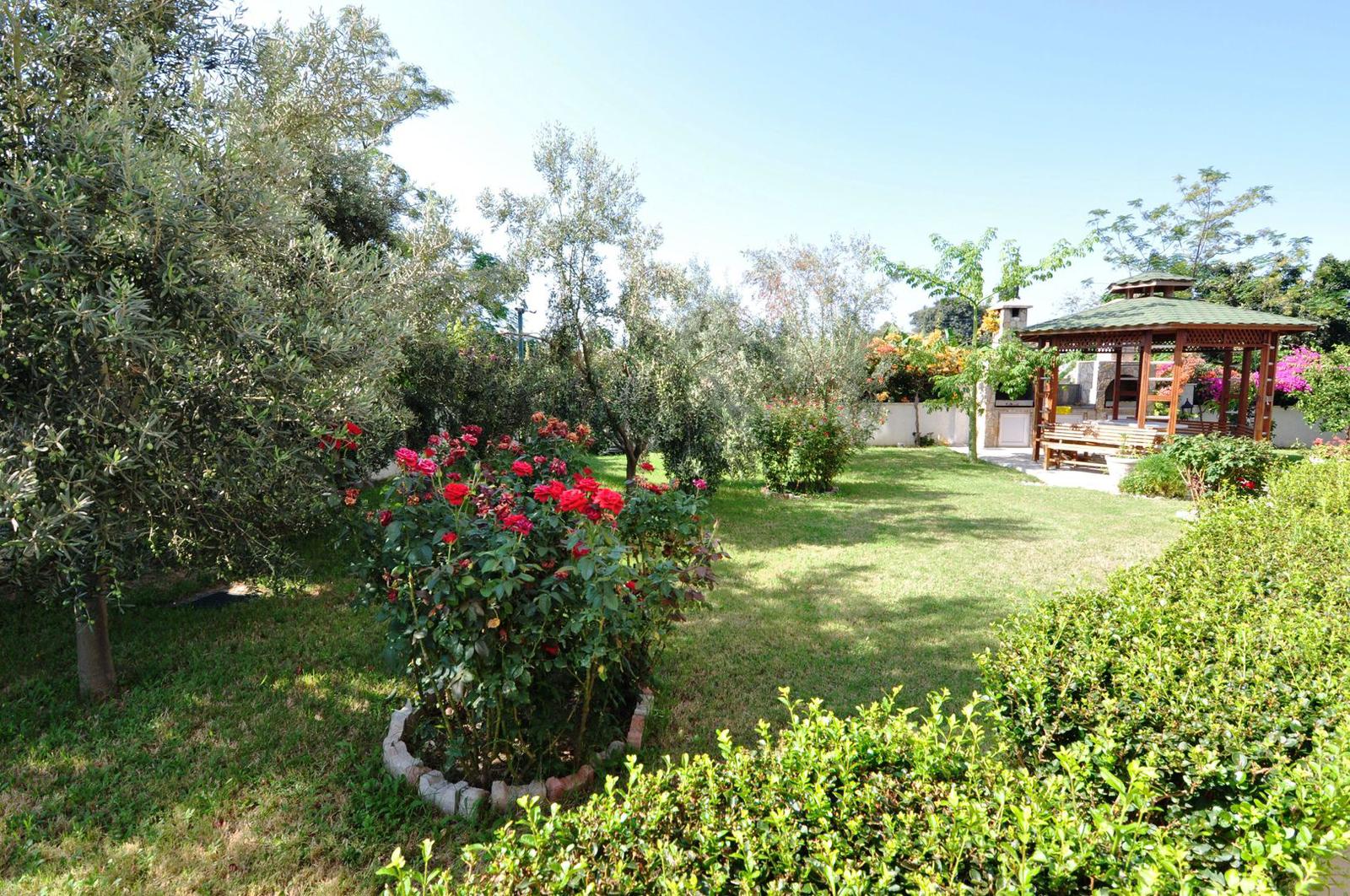 1+1 apartment in Mahmutlar – new furniture, 70 m², glazed balcony, sea and mountain views