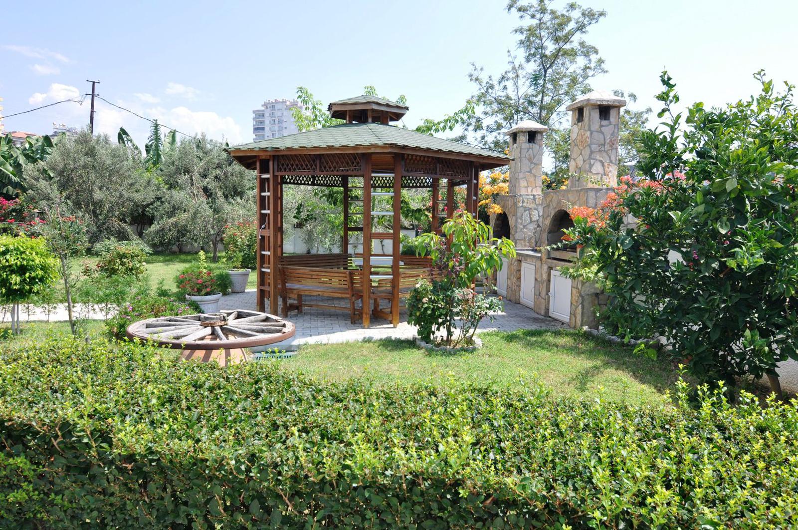 1+1 apartment in Mahmutlar – new furniture, 70 m², glazed balcony, sea and mountain views