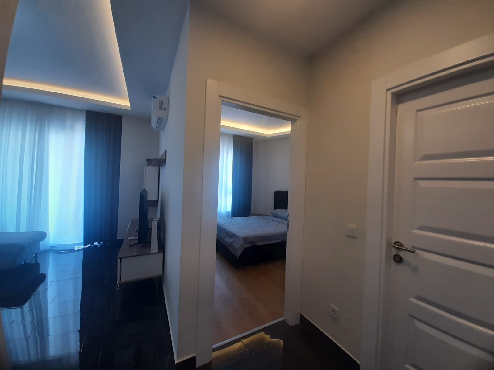 Salona ve yatak odasına açılan koridor, panoramik pencereli dairede