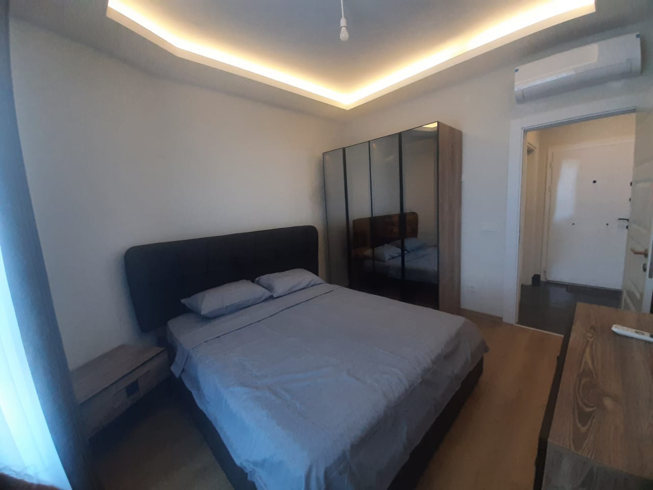 Aynalı kapaklı dolap ve ahşap şifonyerli yatak odası