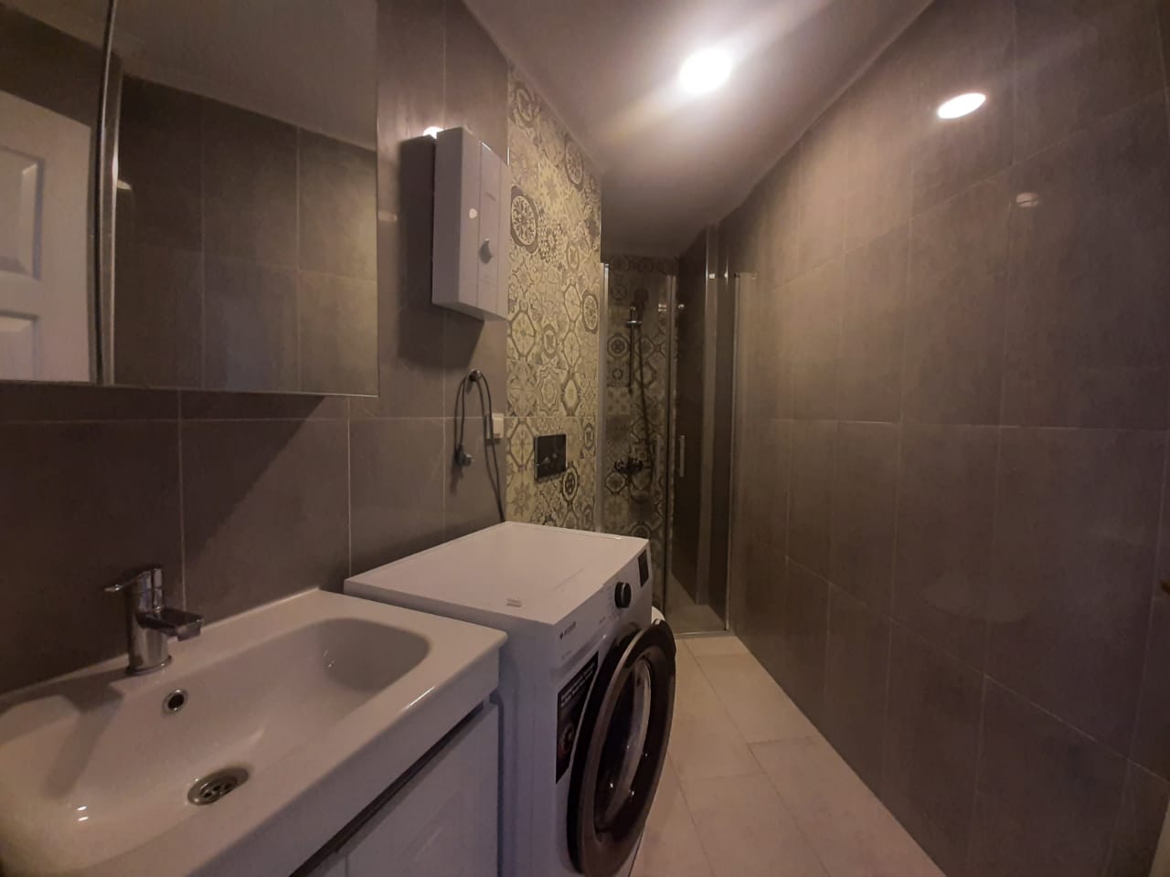 Duş kabinli ve çamaşır makineli banyo Mahmutlar’daki dairede