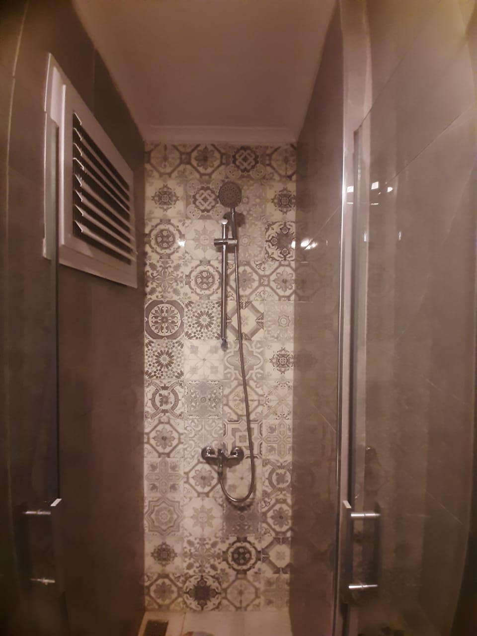 Cam kapılı duş kabinli banyo ve dekoratif fayanslar Mahmutlar’daki dairede