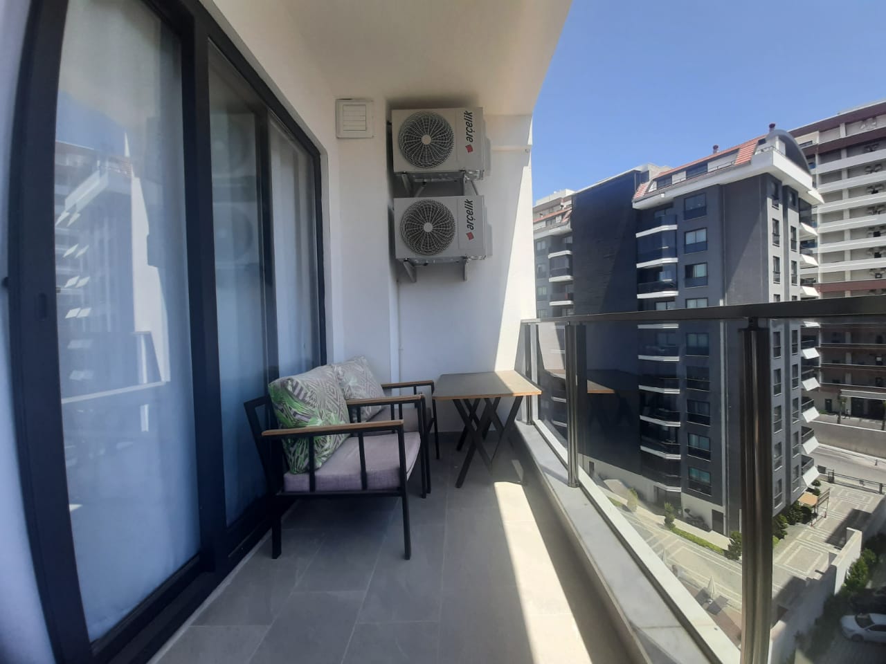 Camla kapatılmış balkon ve desenli minderli kanepe, Türkiye’de