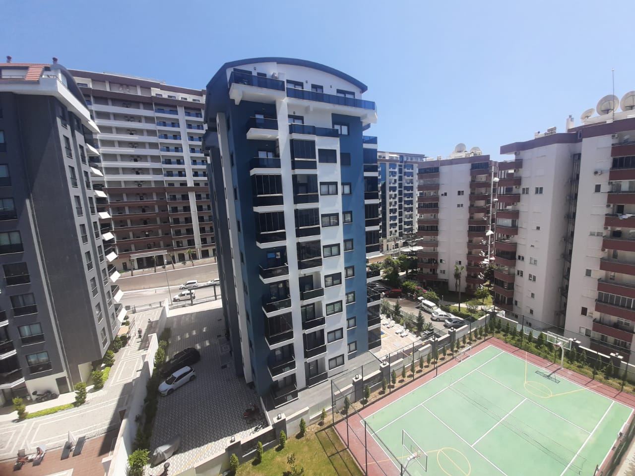 Yüksekten görülen iç avlu, basketbol sahası ve park alanları Mahmutlar’da satışta