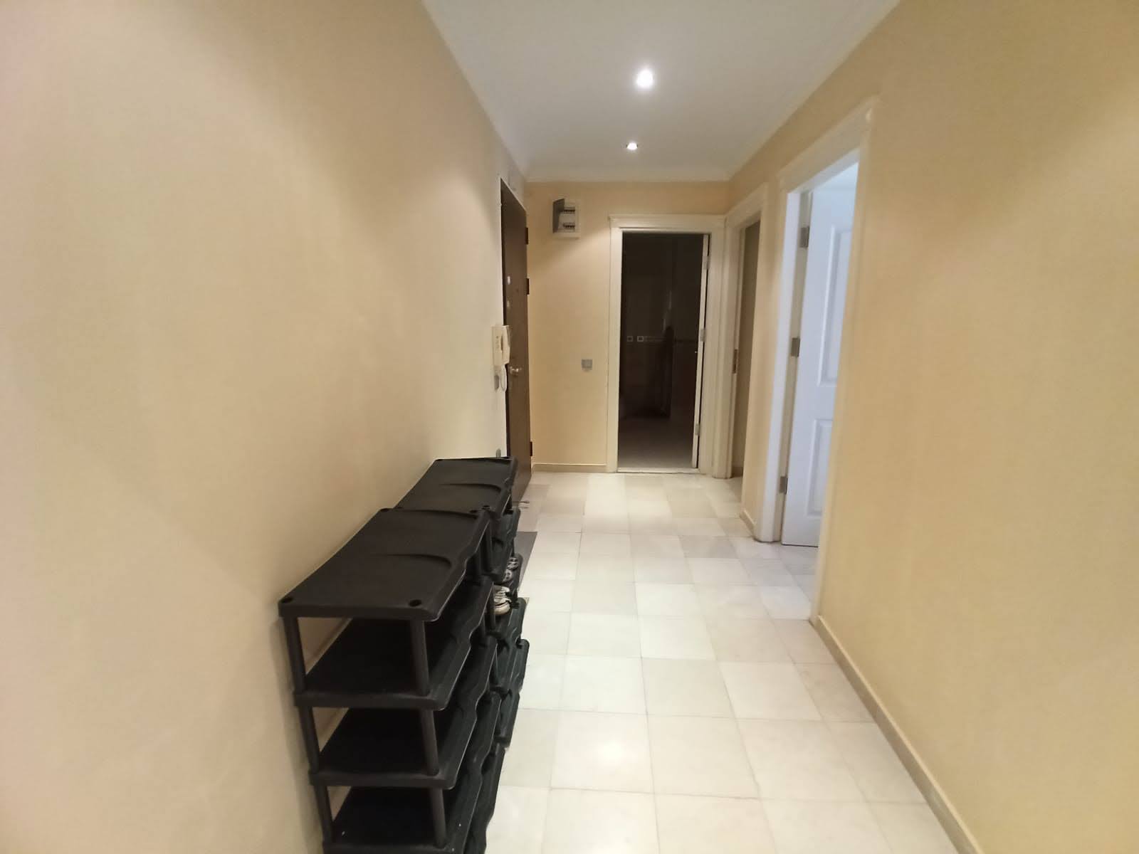 Alanya’da 2+1 dairenin antre bölümünde ayakkabılık ve açık renk karo zemin