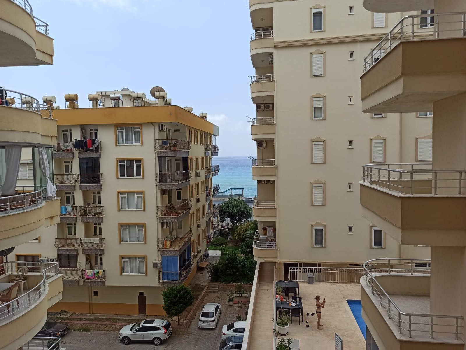 Türkiye’de apartman dairesinin balkonundan konutlar arasındaki ince deniz şeridi