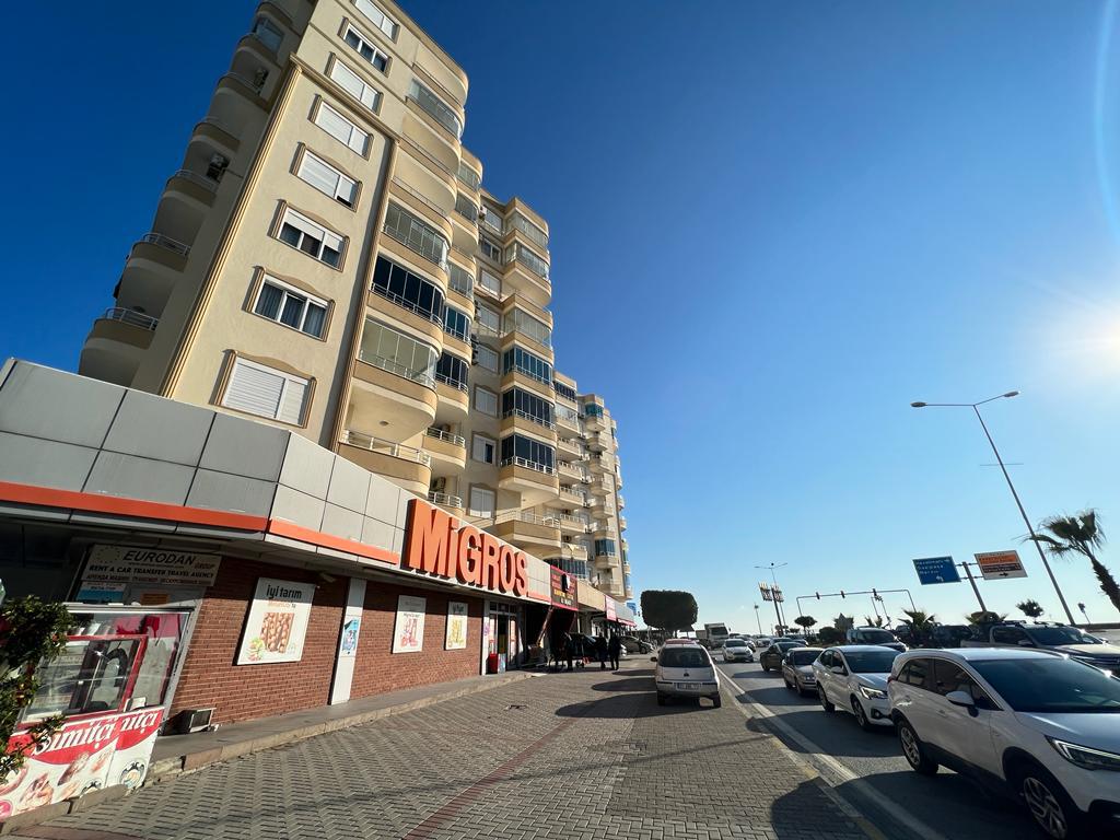 Tosmur’da satılık 2+1 dairenin yer aldığı binada yuvarlak balkonlu bej cephe