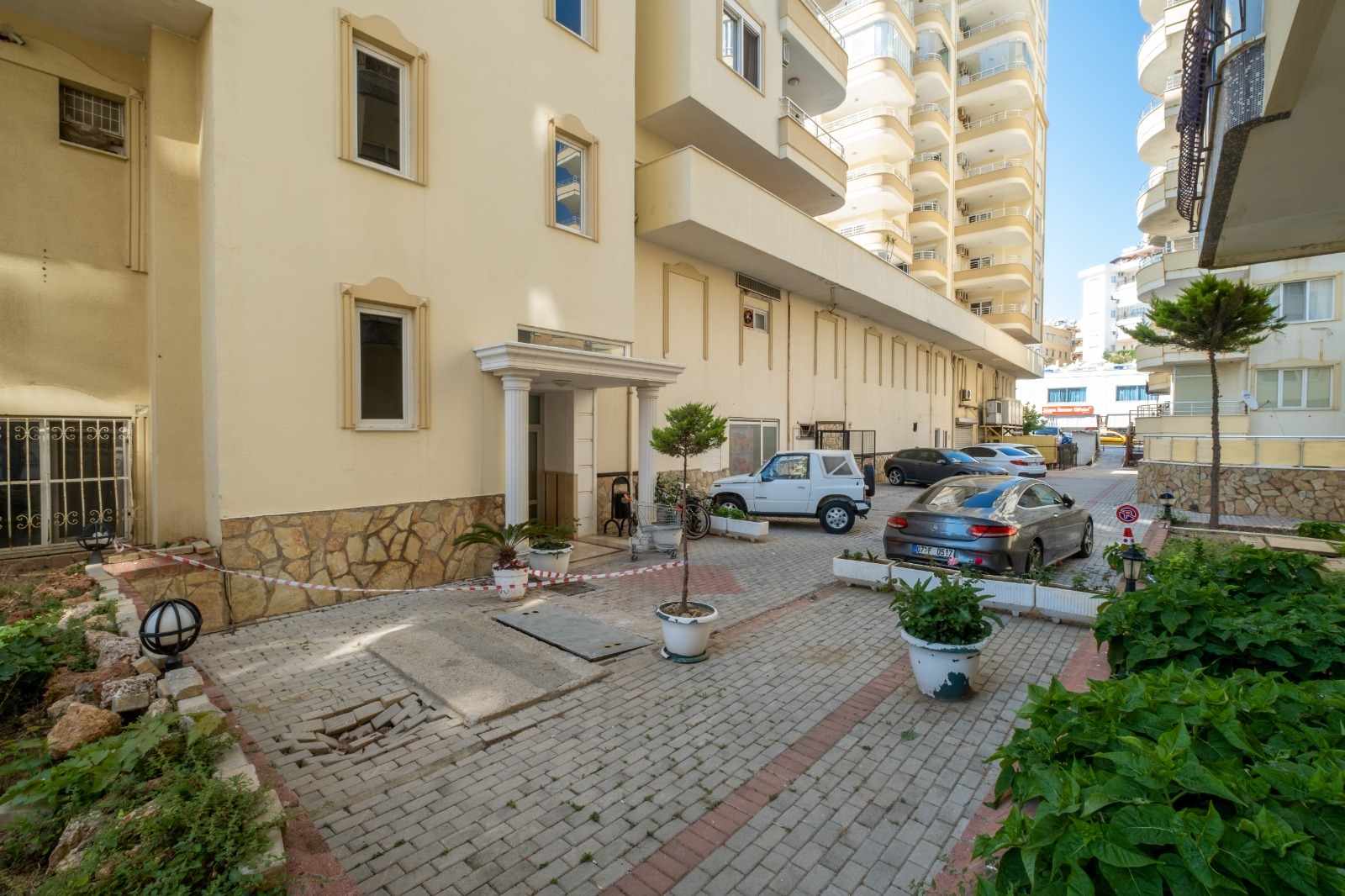 Alanya’da Türkiye’de, taş kaplamalı girişin önündeki araçlı iç geçiş yolu